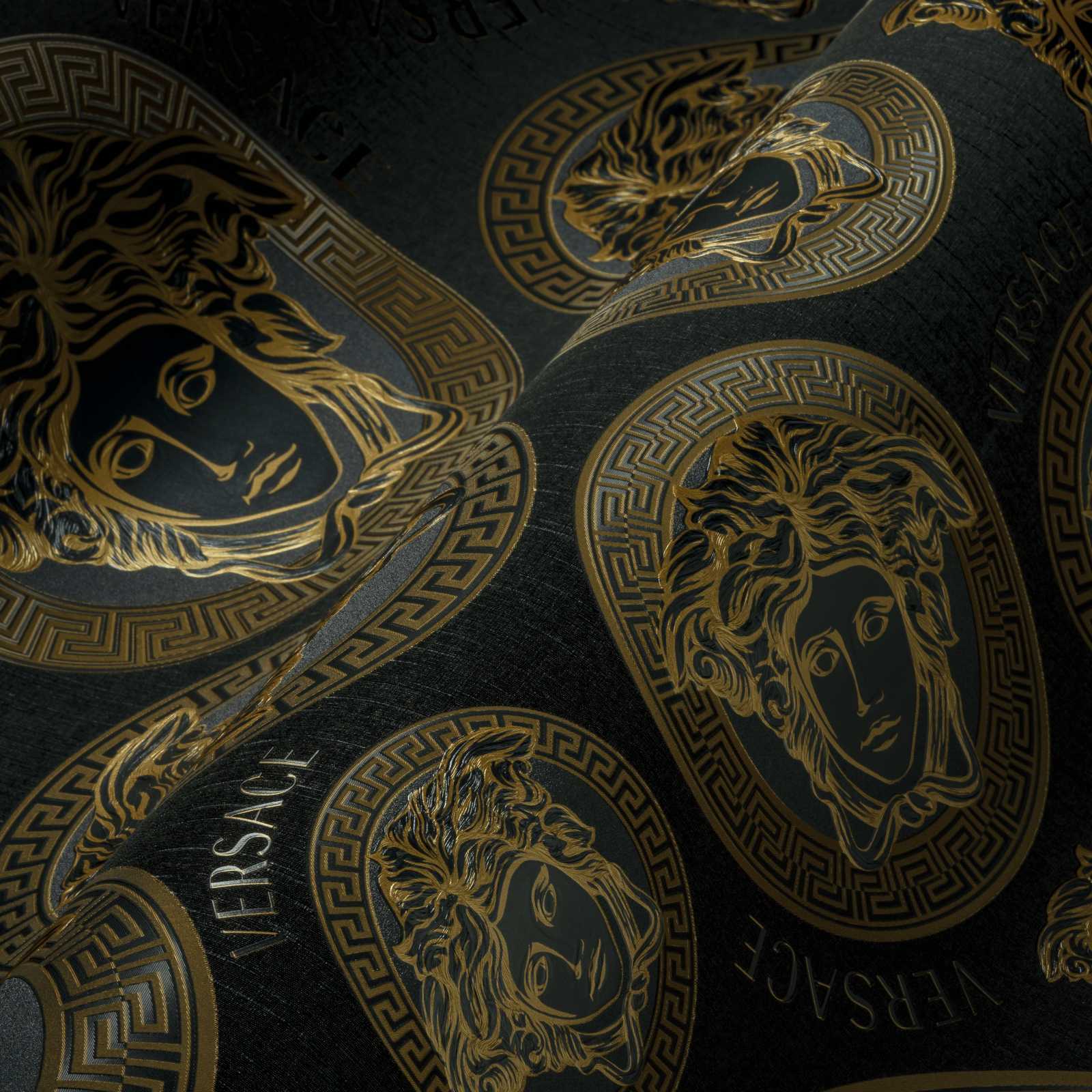             VERSACE Tapete Schwarz und Gold mit Medusa Motiv
        