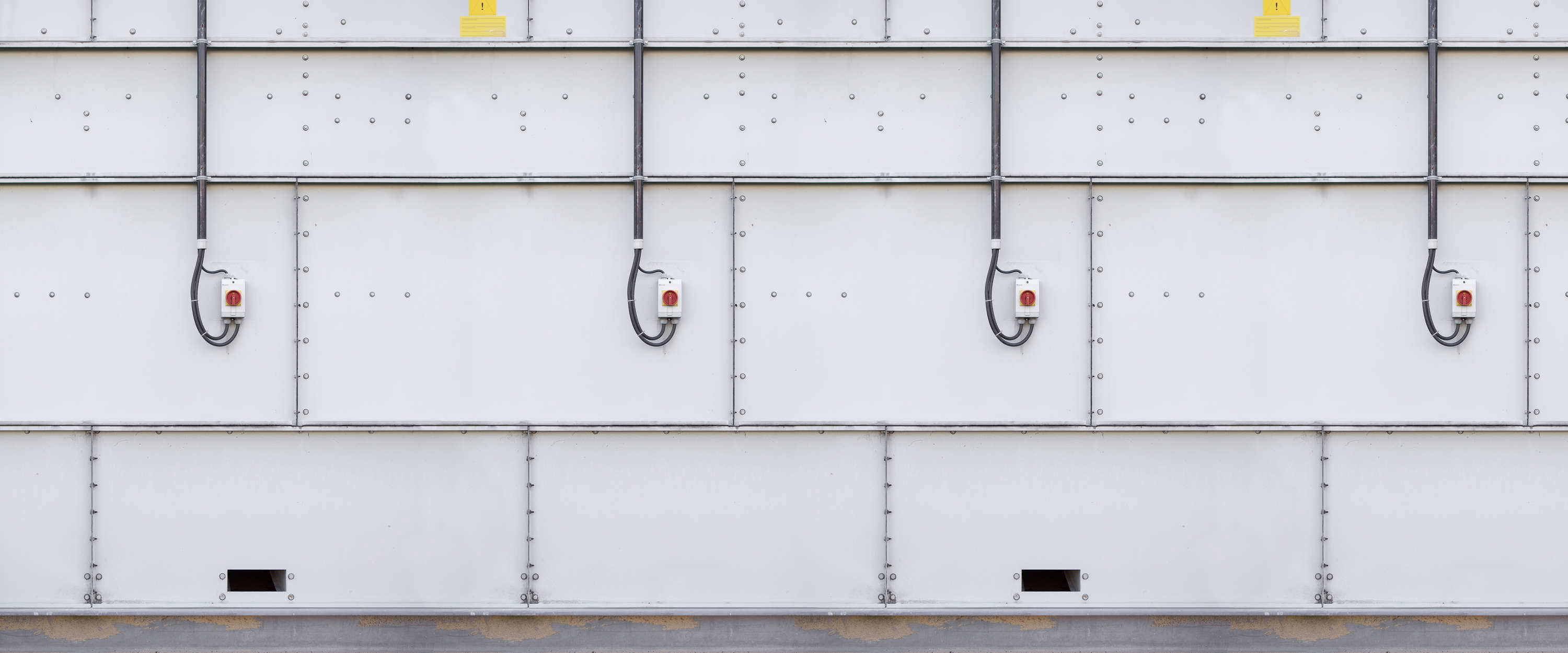             Fototapete Vliestapete Industrial Look – Helle Containerwand mit Schaltern – Grau, Weiß
        