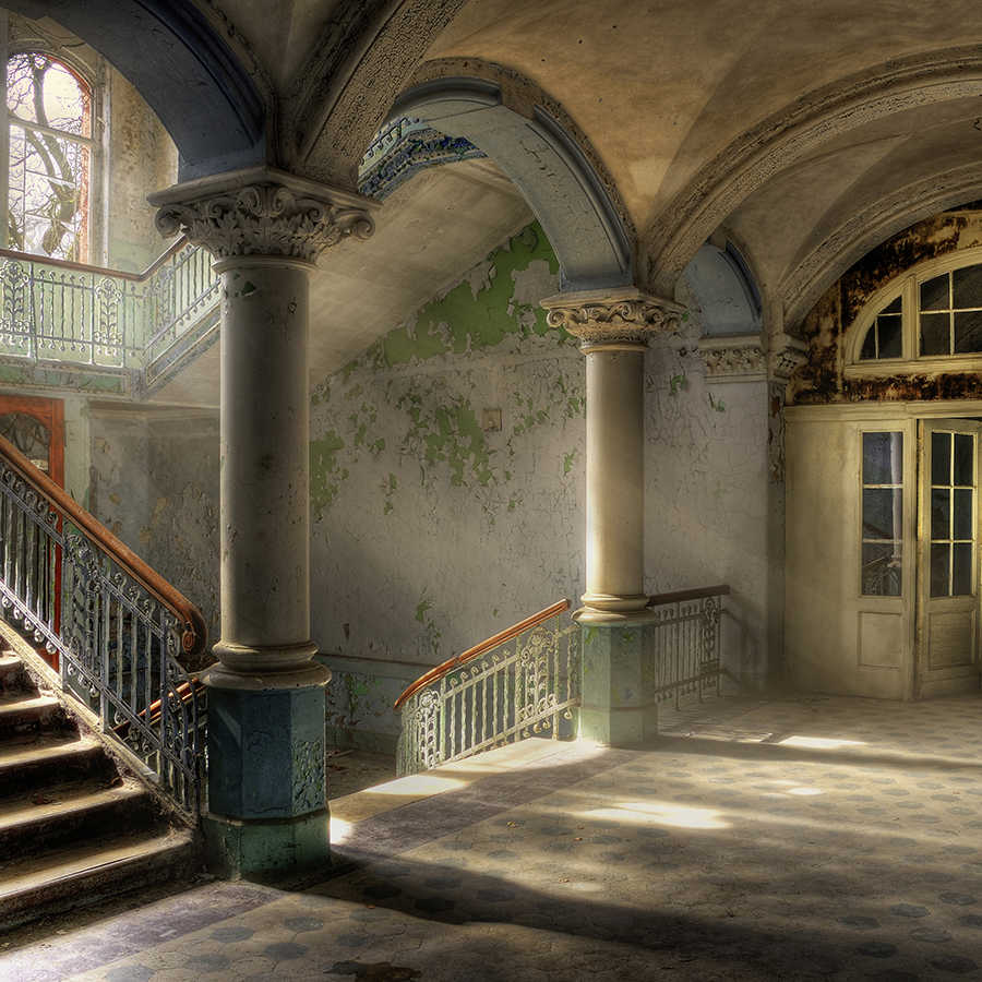 Künstlerhaus, Verlassene Halle, Stufenaufgang, Antike Säulen, abblätternde Wand
