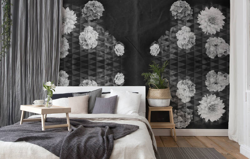 bettzimmer, wandtapete, blumenmuster, schwarze wand, pflanzenständer