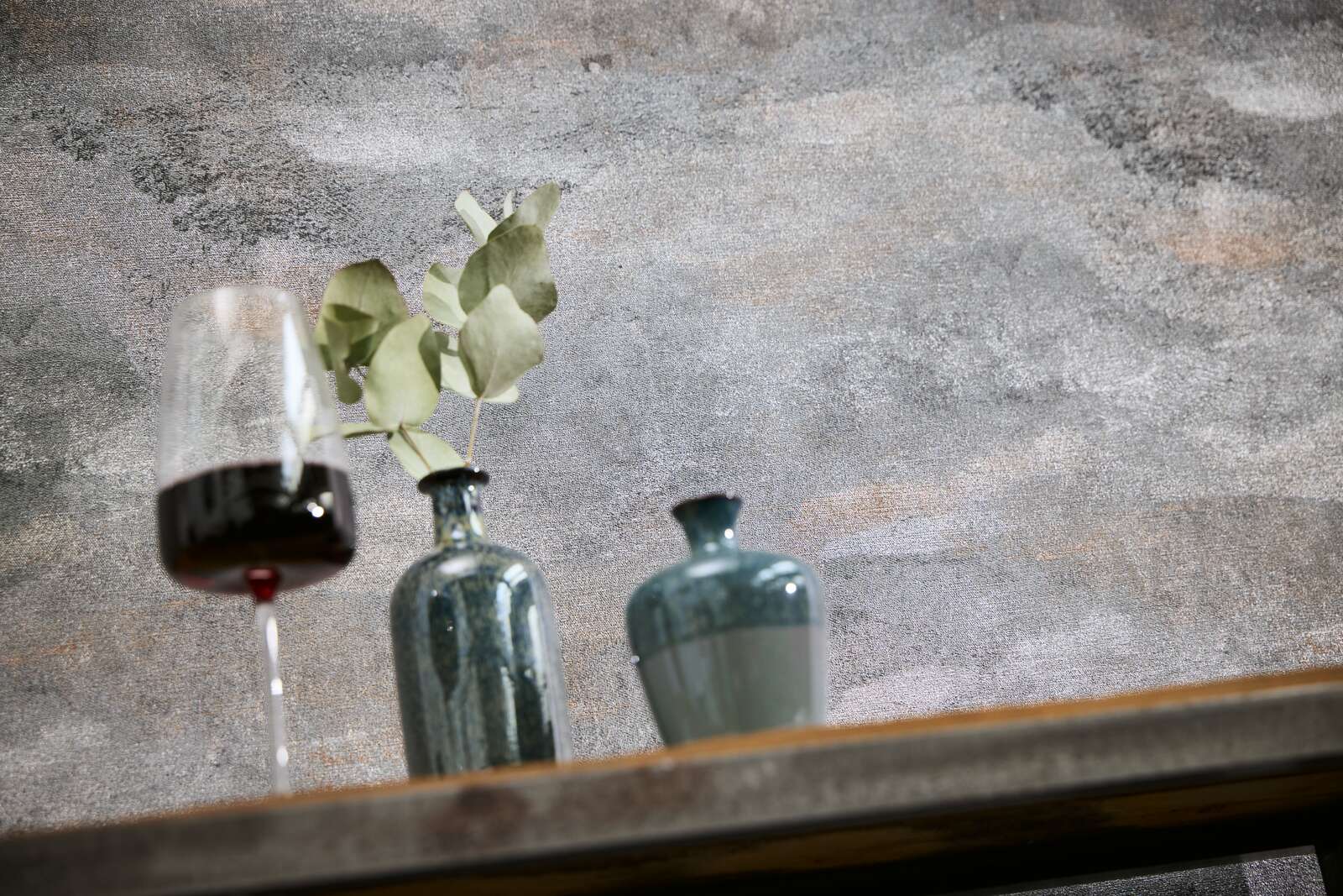             Gläzende und fein strukturierte Vliestapete mit dezentem Wellenmuster – Schwarz, Grau, Metallic
        