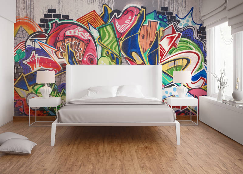 King-size Bett, weißes Bettgestell, Graffiti-Wand, Holzboden, Nachttische