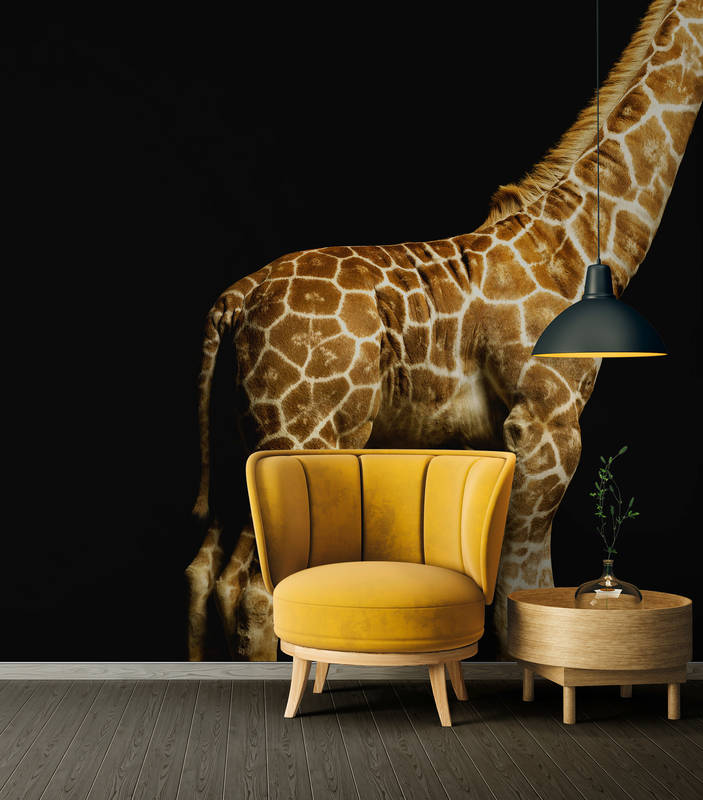 Giraffe Tapete, Wohnkultur, Senfgelbe Sessel, runder Couchtisch, schwarze Wand