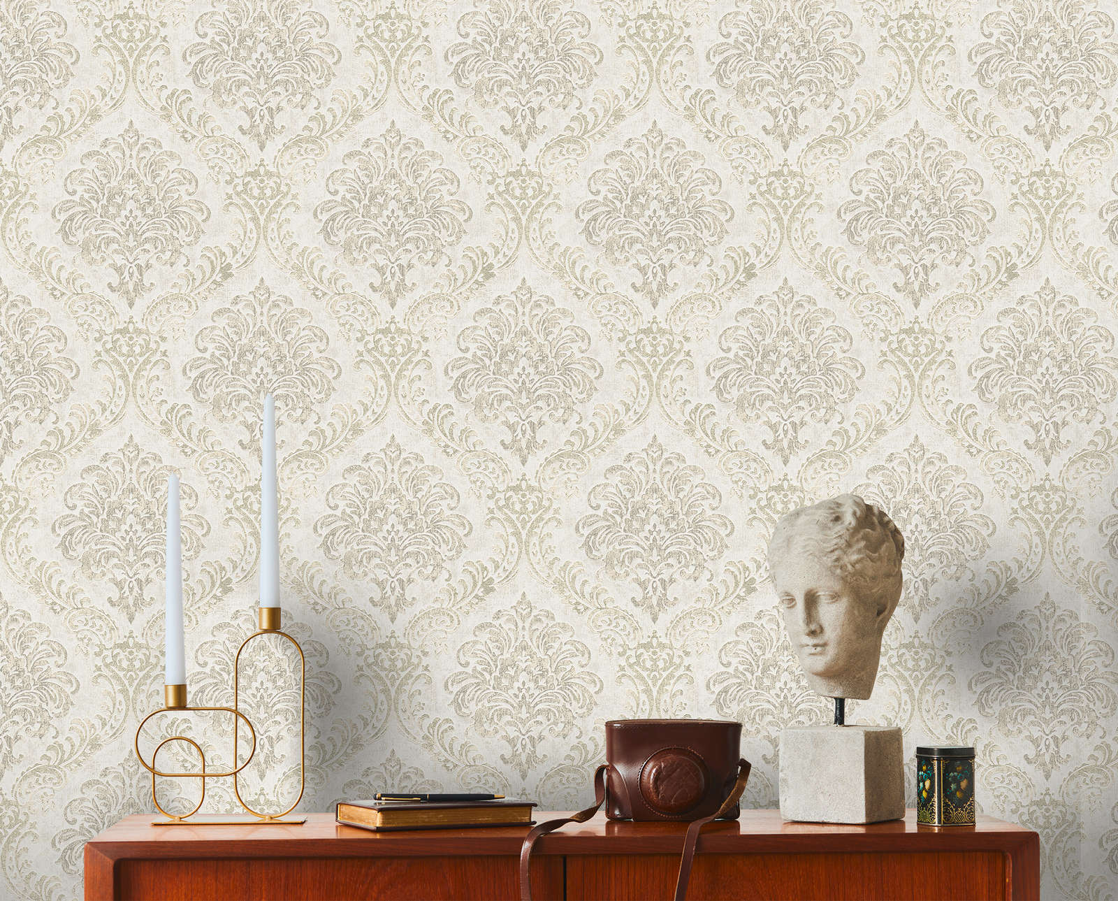             Barocktapete mit Ornament & Metallic-Look – Weiß, Silber, Gold
        