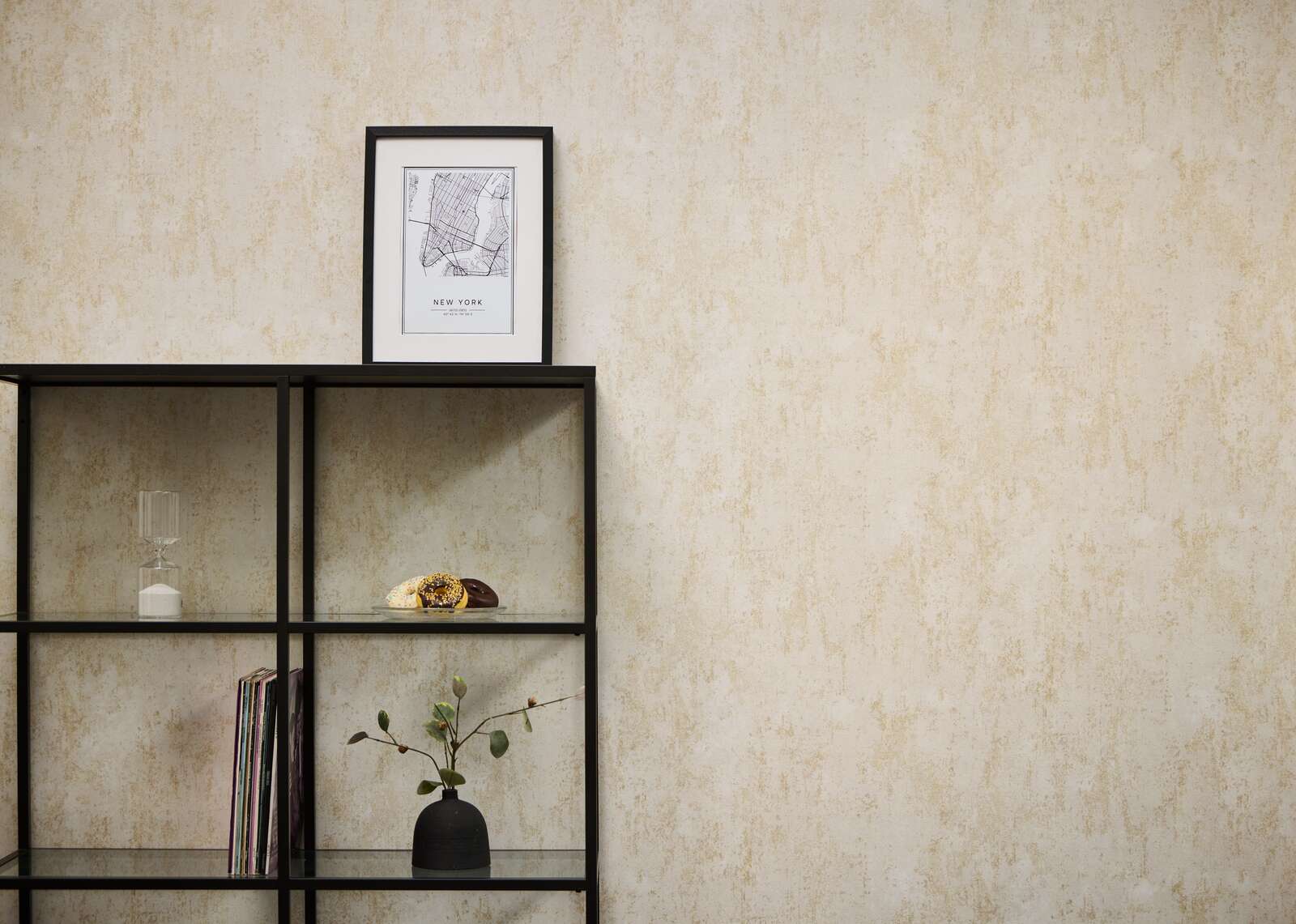             Fein texturierte Vliestapete in Putzoptik im Beton-Look – Creme, Beige, Metallic
        