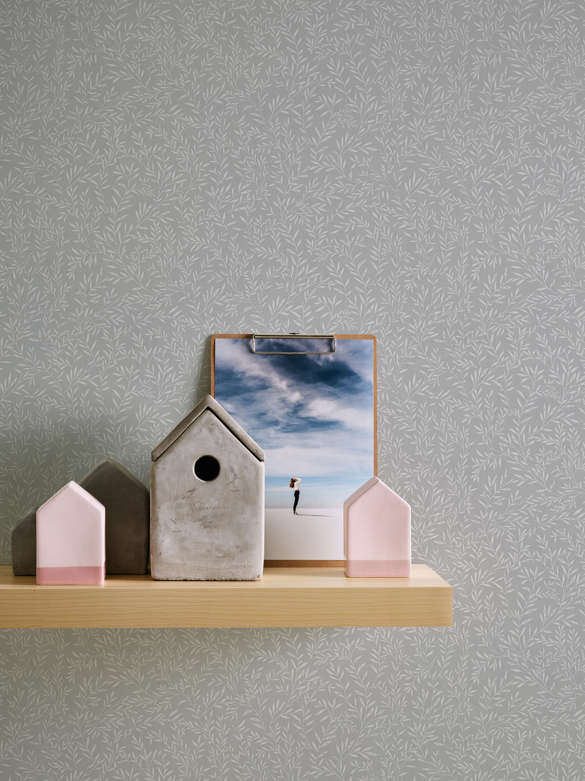             Tapete mit Blätterranken im Landhausstil – Grau, Weiß
        