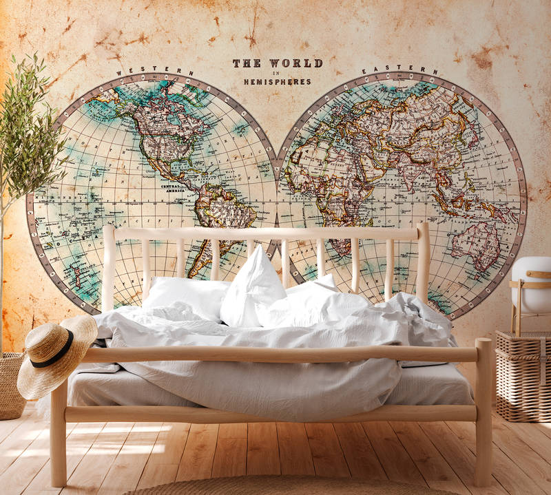             Vintage Weltkarte in Hemisphären – Braun, Beige, Blau
        