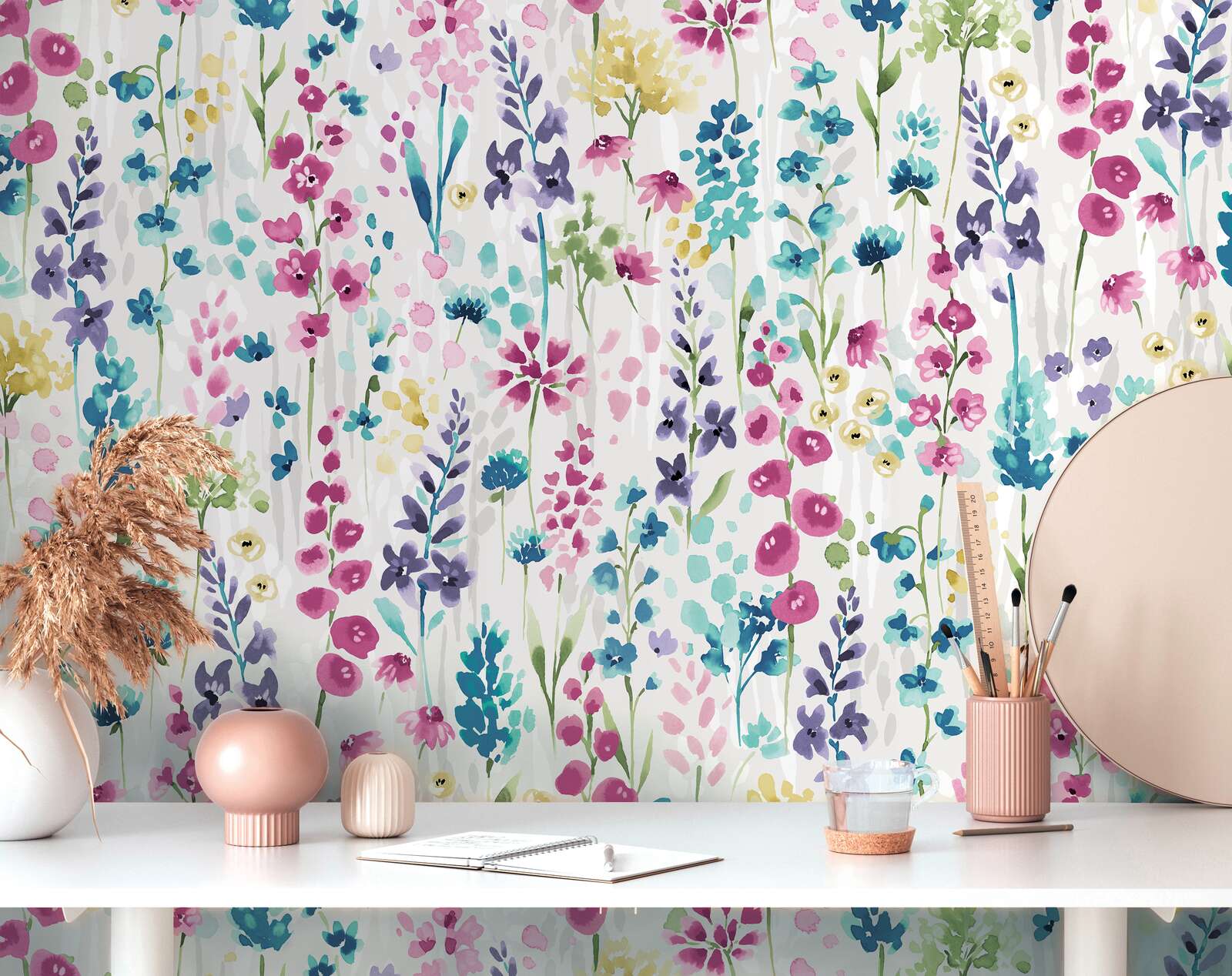 Bunte Blütenwiese-Tapete im Aquarelldesign – Bunt, Weiß, Pink