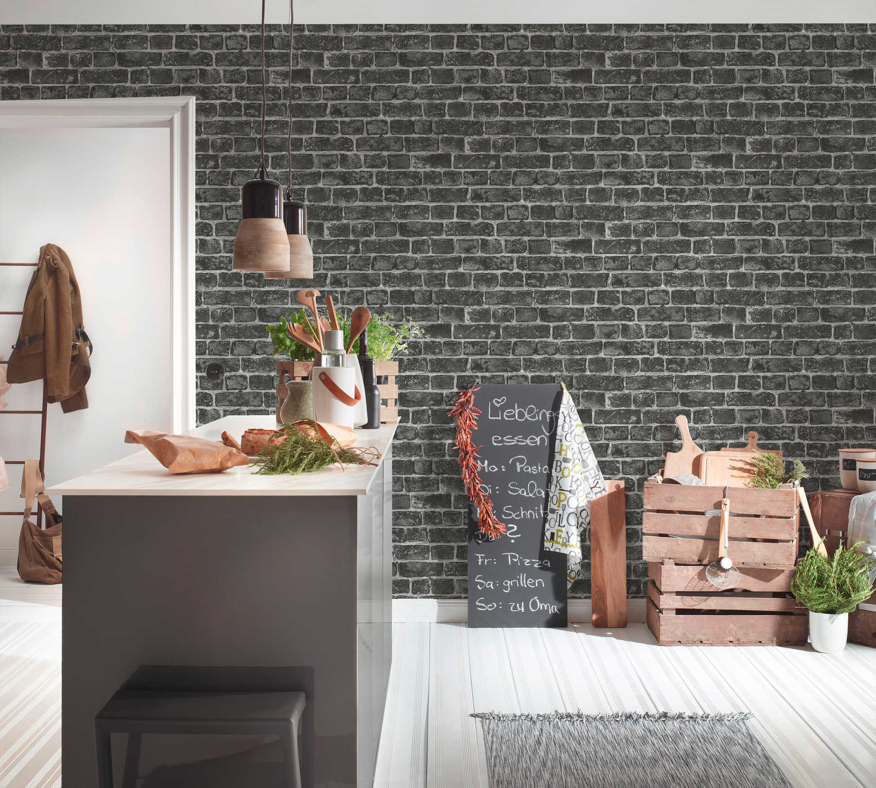 Küche, Kücheninsel, schwarze Ziegelwand, Kreidebrett, Holzkisten