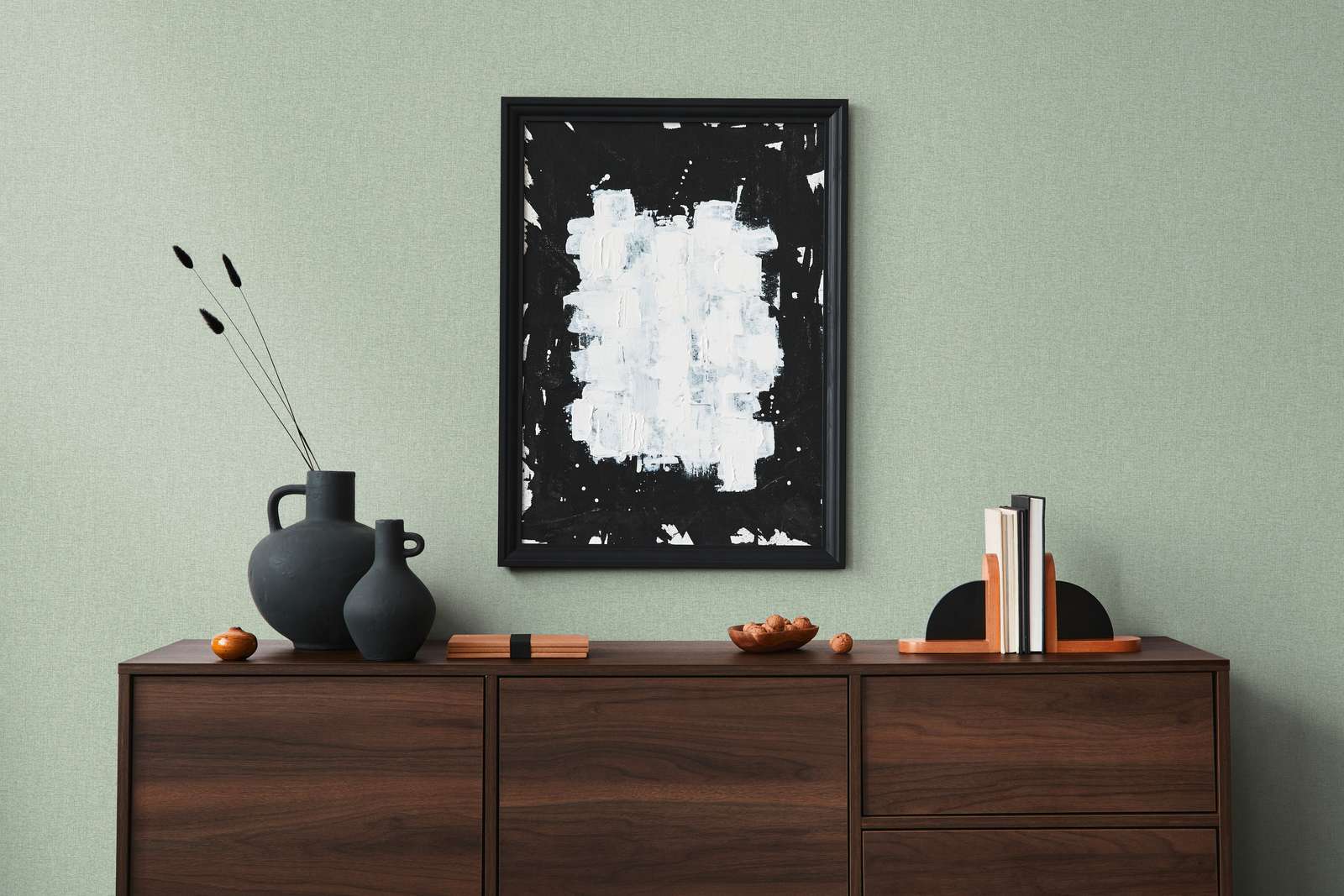 Abstractes Bild, Schwarzer Rahmen, Vasen-Dekor, Holzsideboard, Grüne Wand