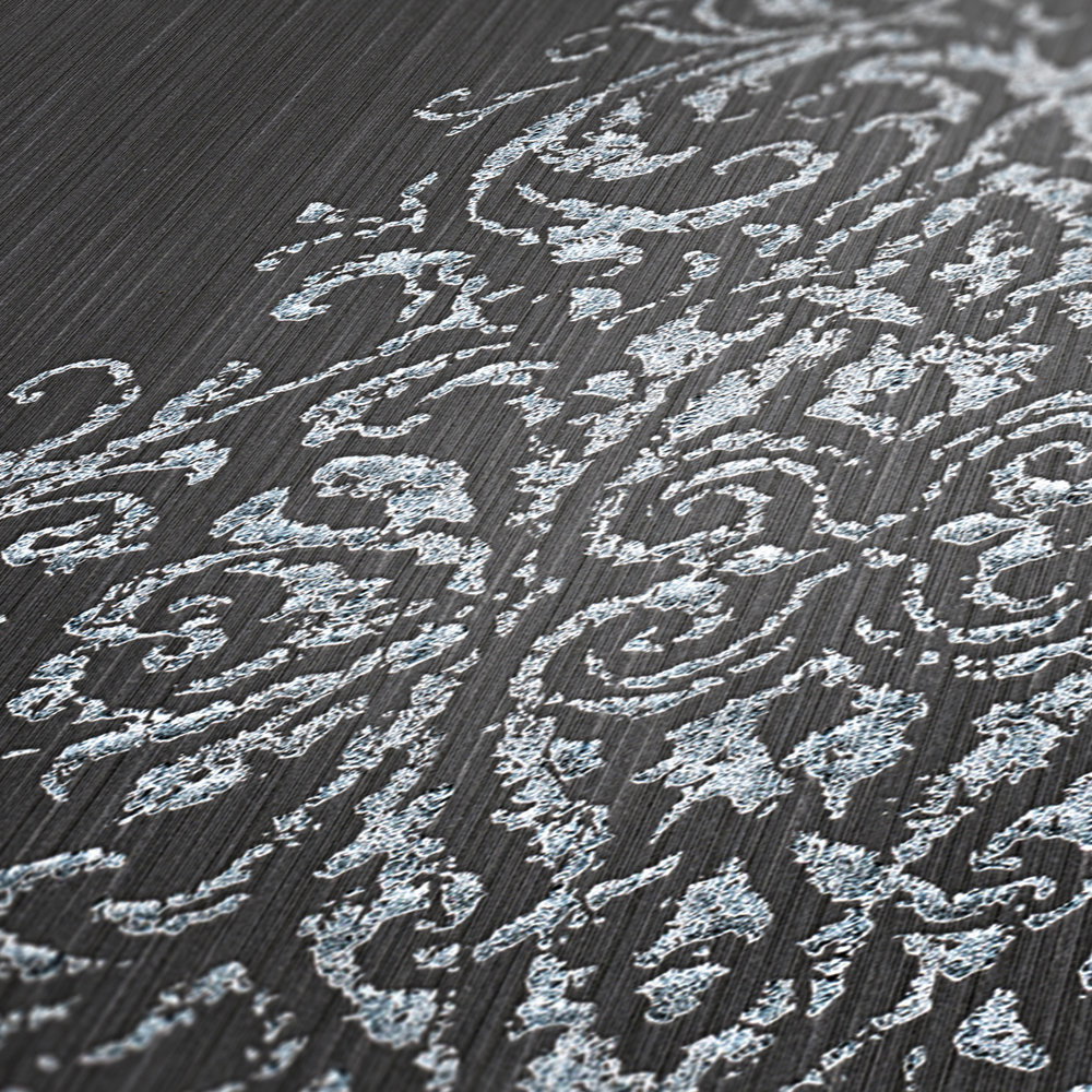             Ornament-Tapete mit Metallic-Effekt im Used-Look – Blau, Silber
        