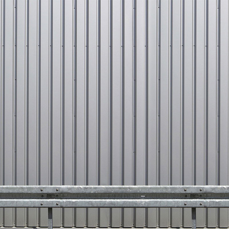         Industrial Design Wandtapete – Fototapete mit Wellblech und Leitplanke – Grau, Weiß
    