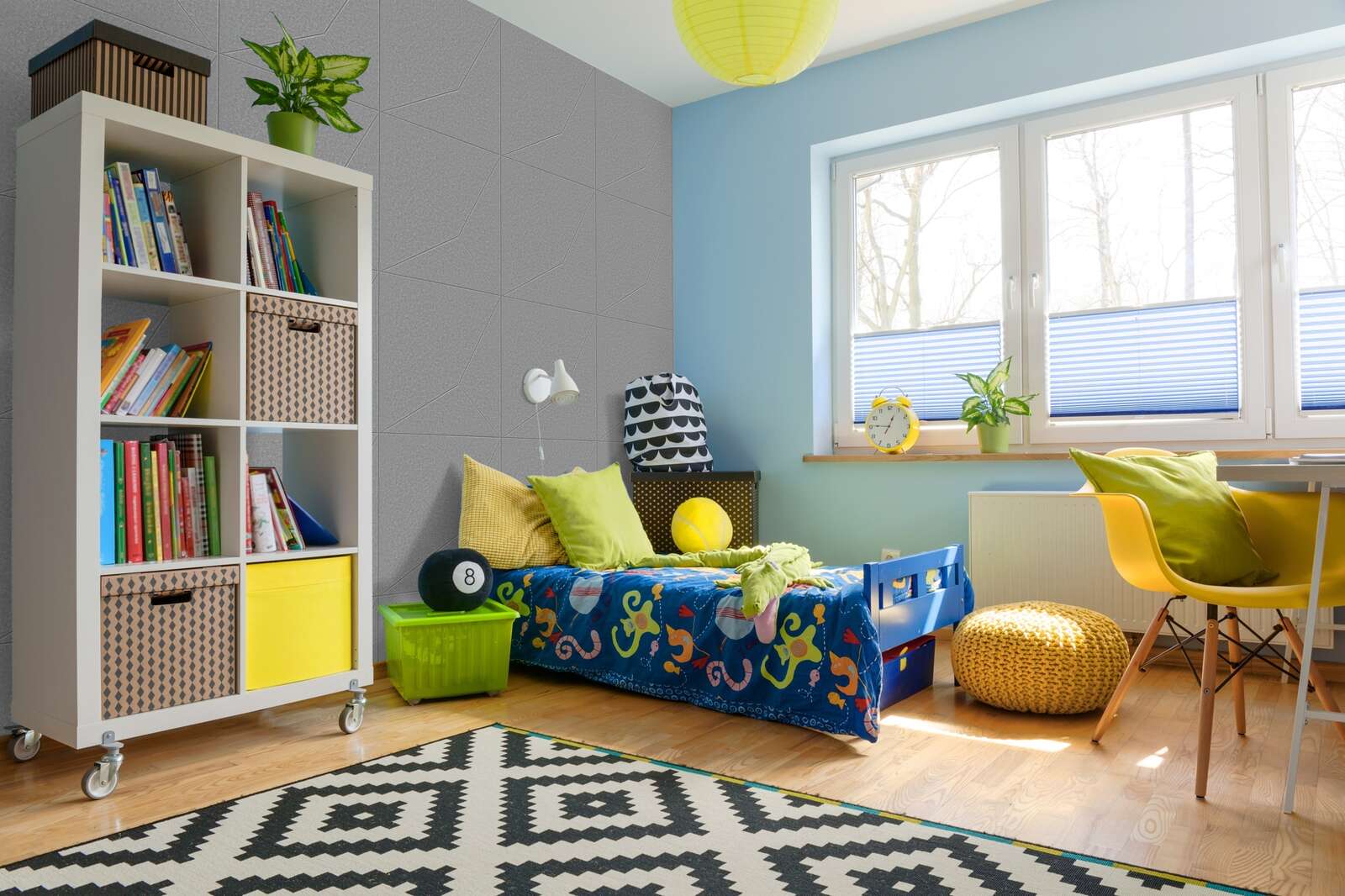 Kinderzimmer, Bücherregal, Spielmatte, Kissen, Fensterbereich