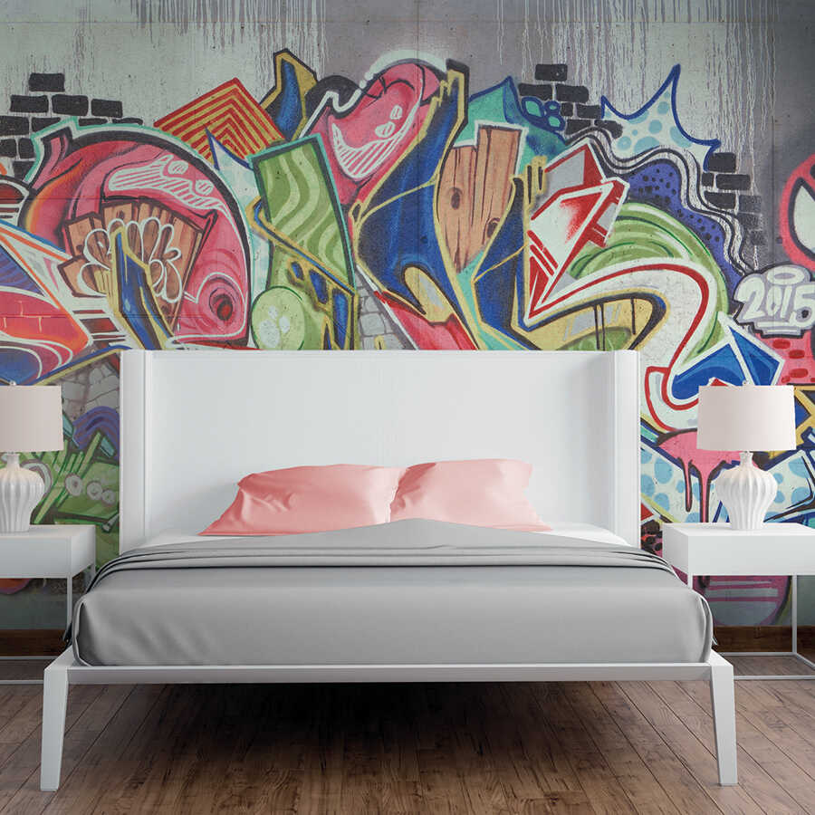 Graffiti-Wand, Bett, Weiße Bettgestell, Kissen Rosa, Nachttische, Lampenschirme