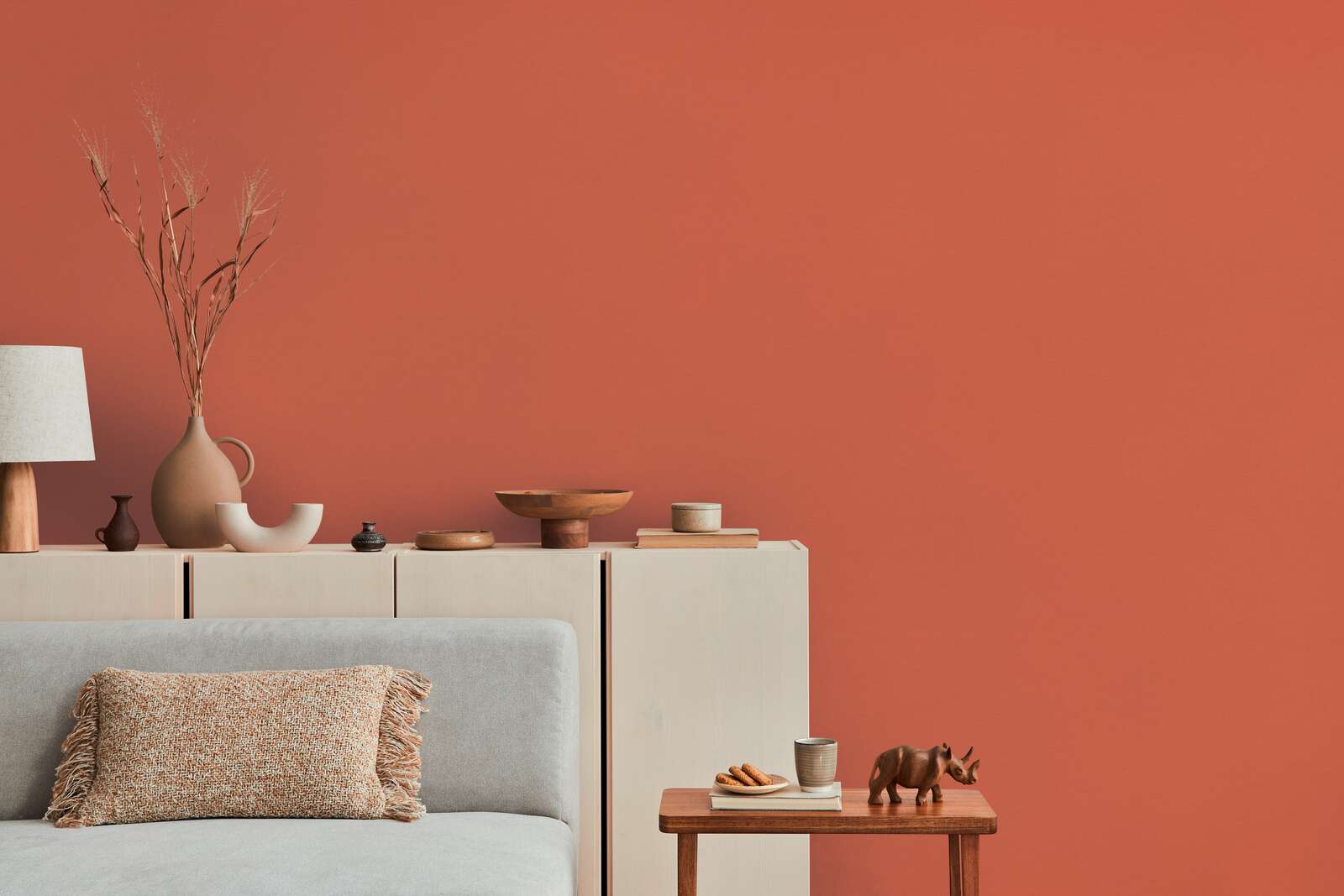             Rote Tapete Kaminrot unifarben mit Textil Design
        