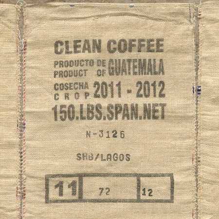         Muurschildering met gedetailleerde weergave van een koffietas
    