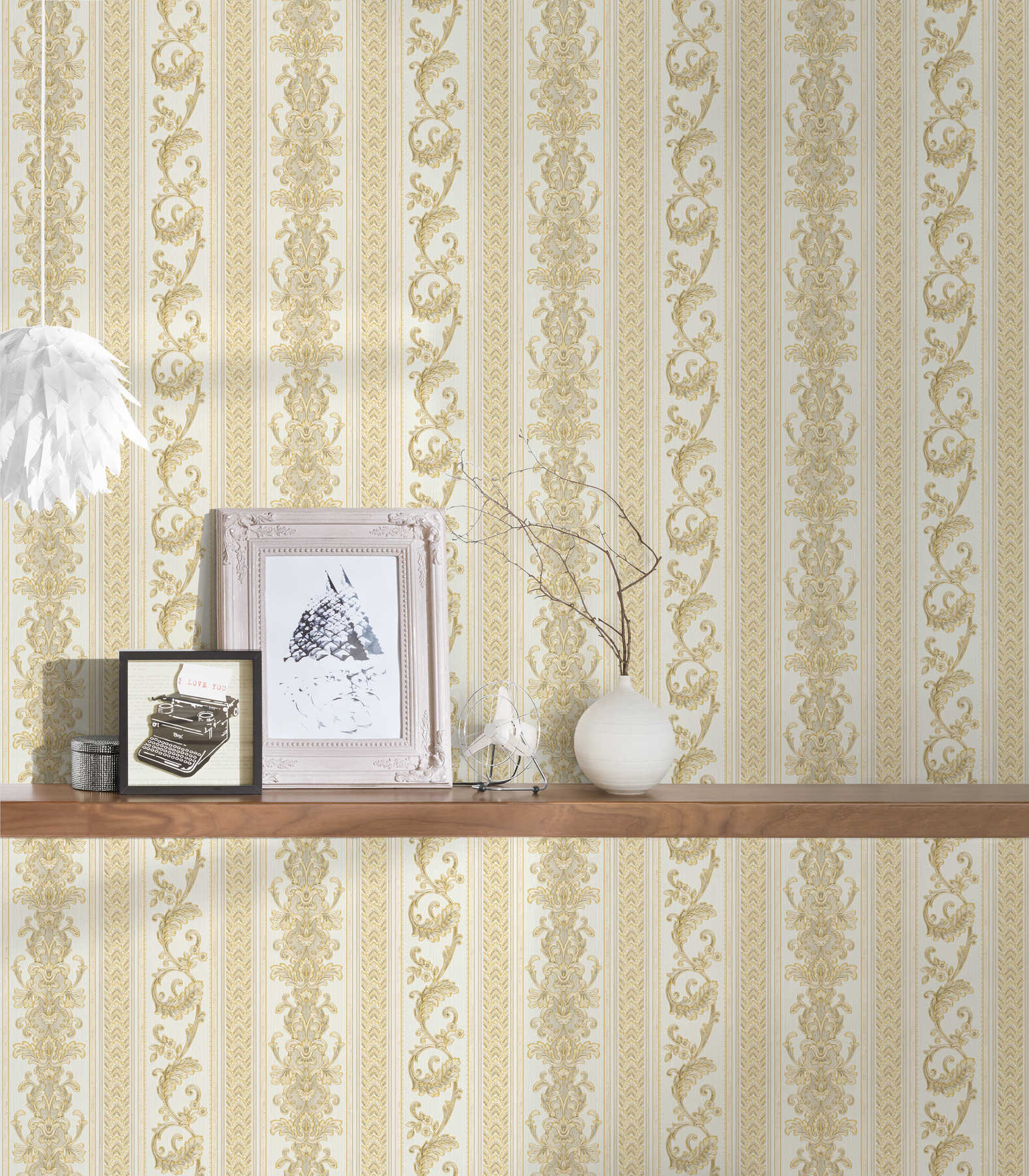 Barocke Streifentapete mit Ornamentmuster – Creme, Gold