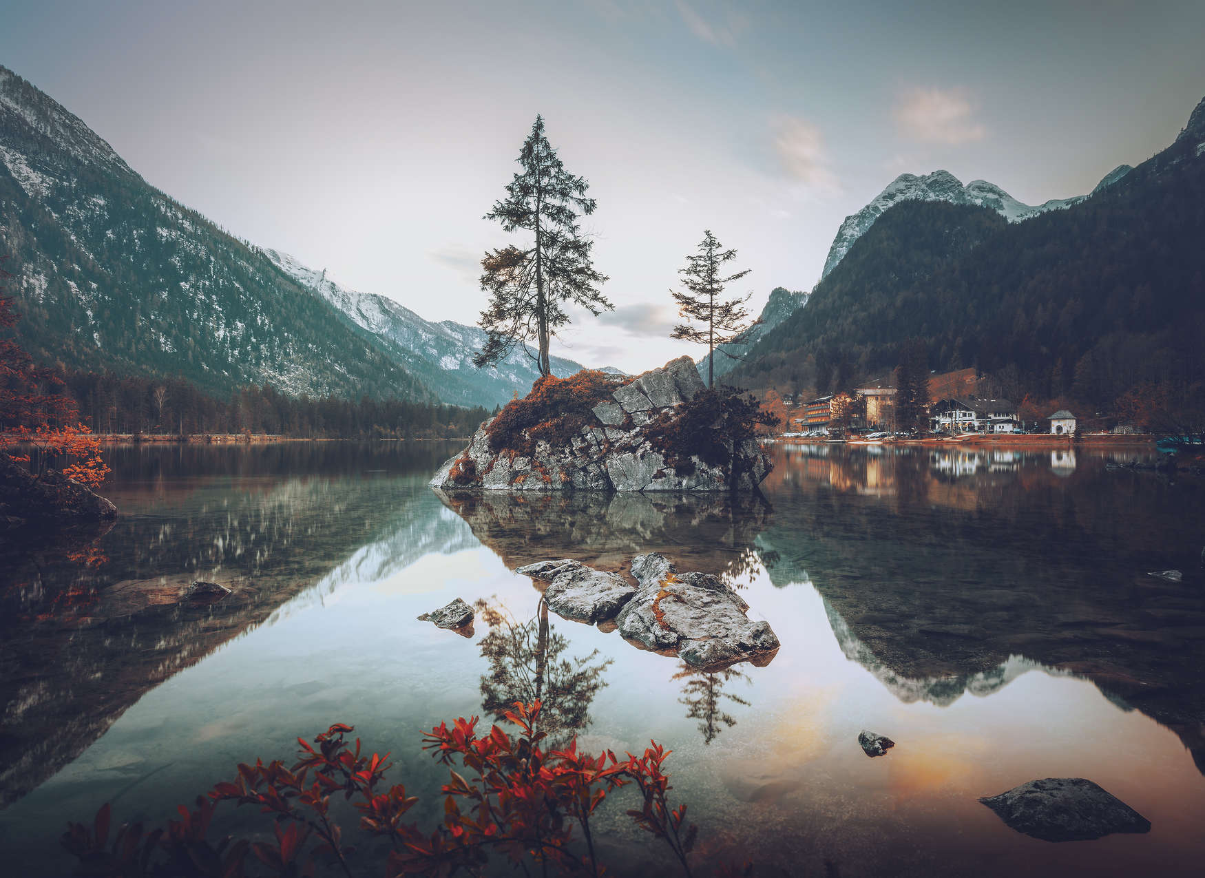             Fototapete mit kleinem Dorf im Tal am See – Grün, Blau, Bunt
        