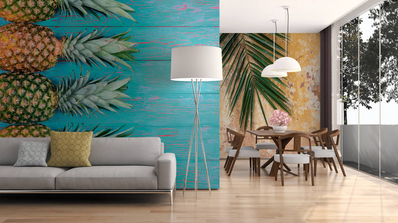             Sommer Fototapete Ananasse auf Holzzaun auf Premium Glattvlies
        