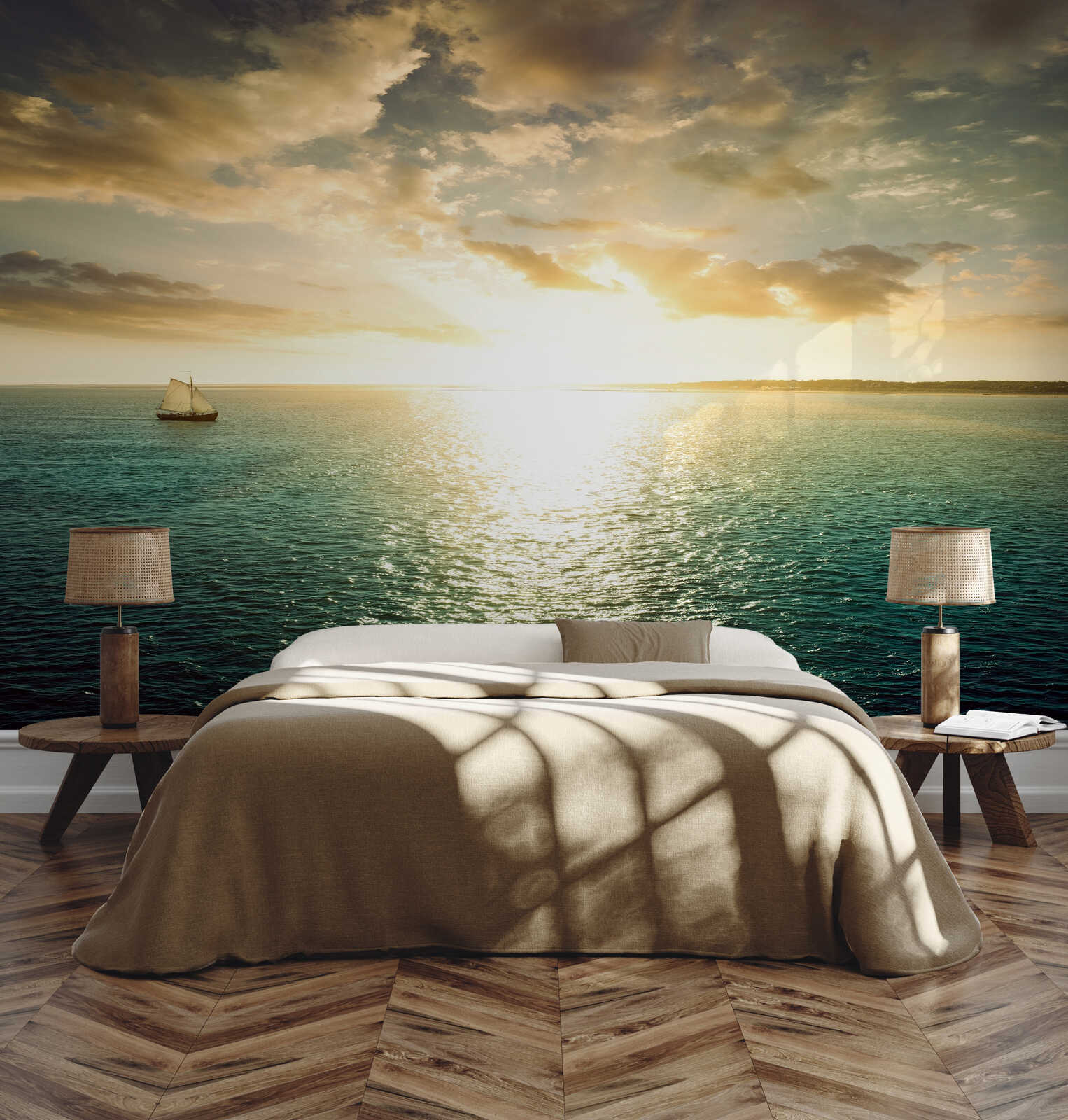 Seaside mural, Bed, Bettwäsche, Tischlampe, Holzboden