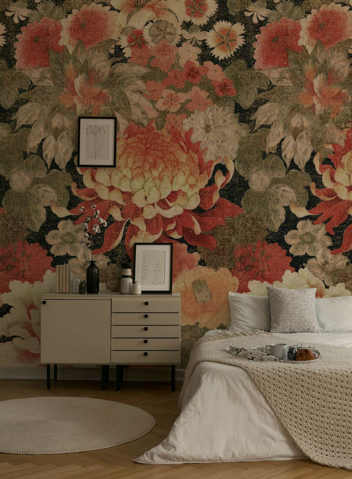             Vliestapete mit großflächigen floralen Muster – Beige, Rot, Grün
        