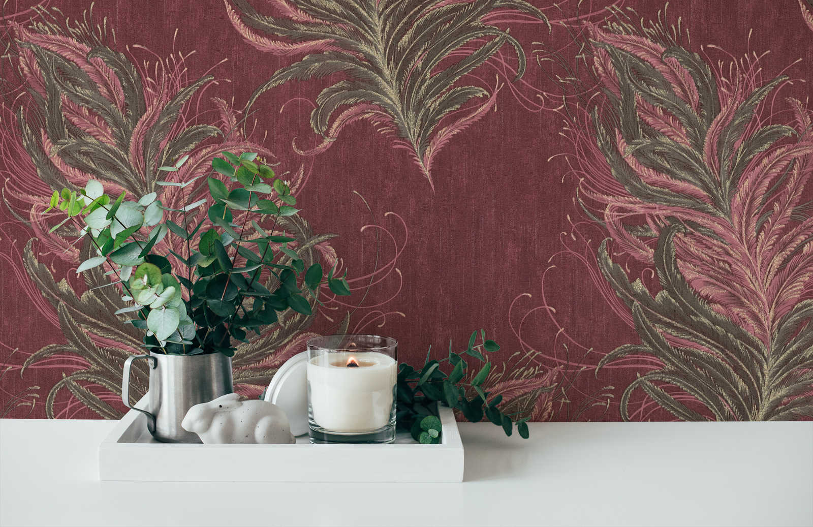             Rote Tapete mit Federn, Gold Design & Struktureffekt
        