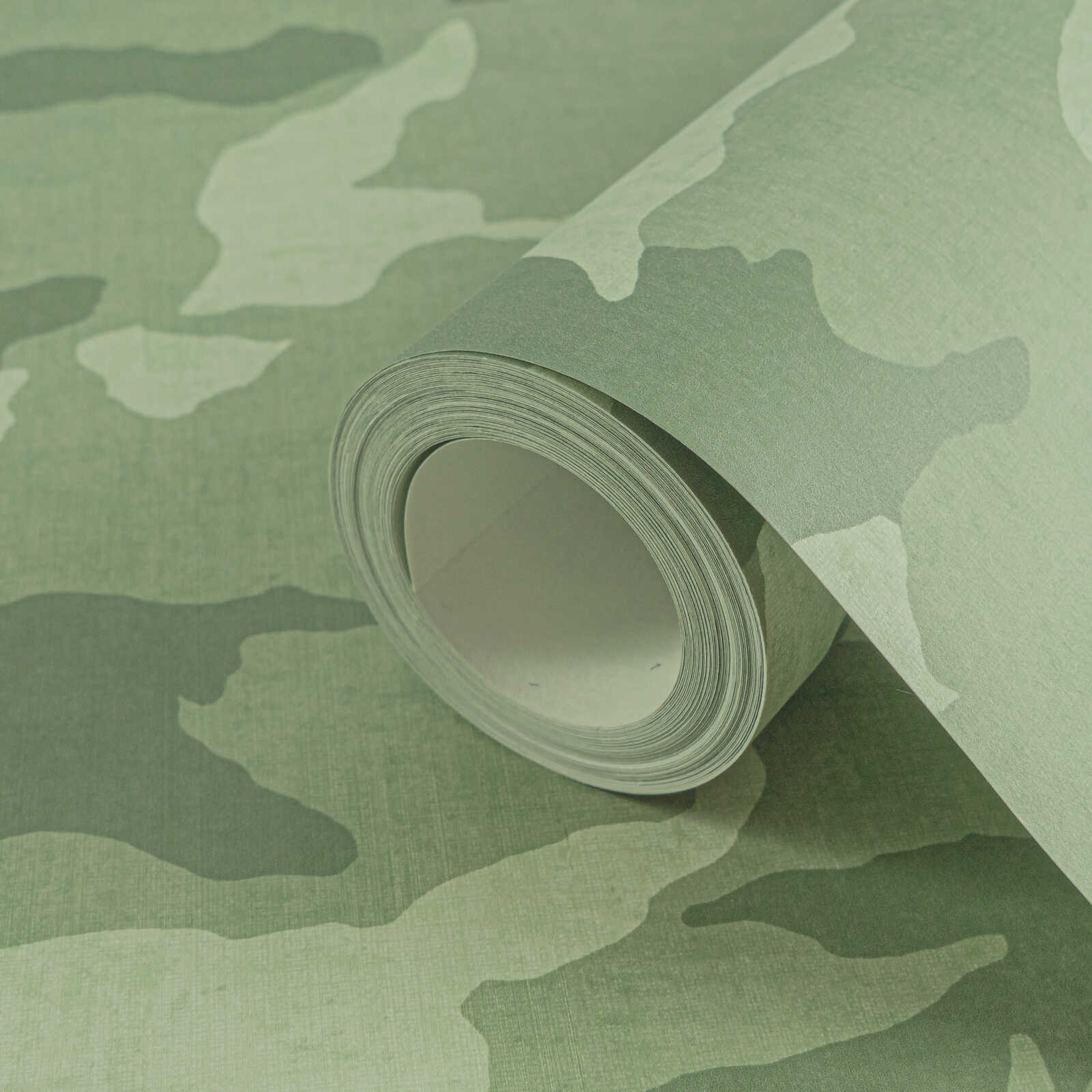             Camouflage Vliestapete – Cooles Tarnmuster für Abenteurer und Outdoor-Fans – Grün
        