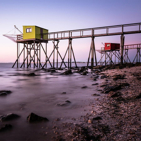 pier, dock, Küstenpier, felsiger Strand, bunte Hütten