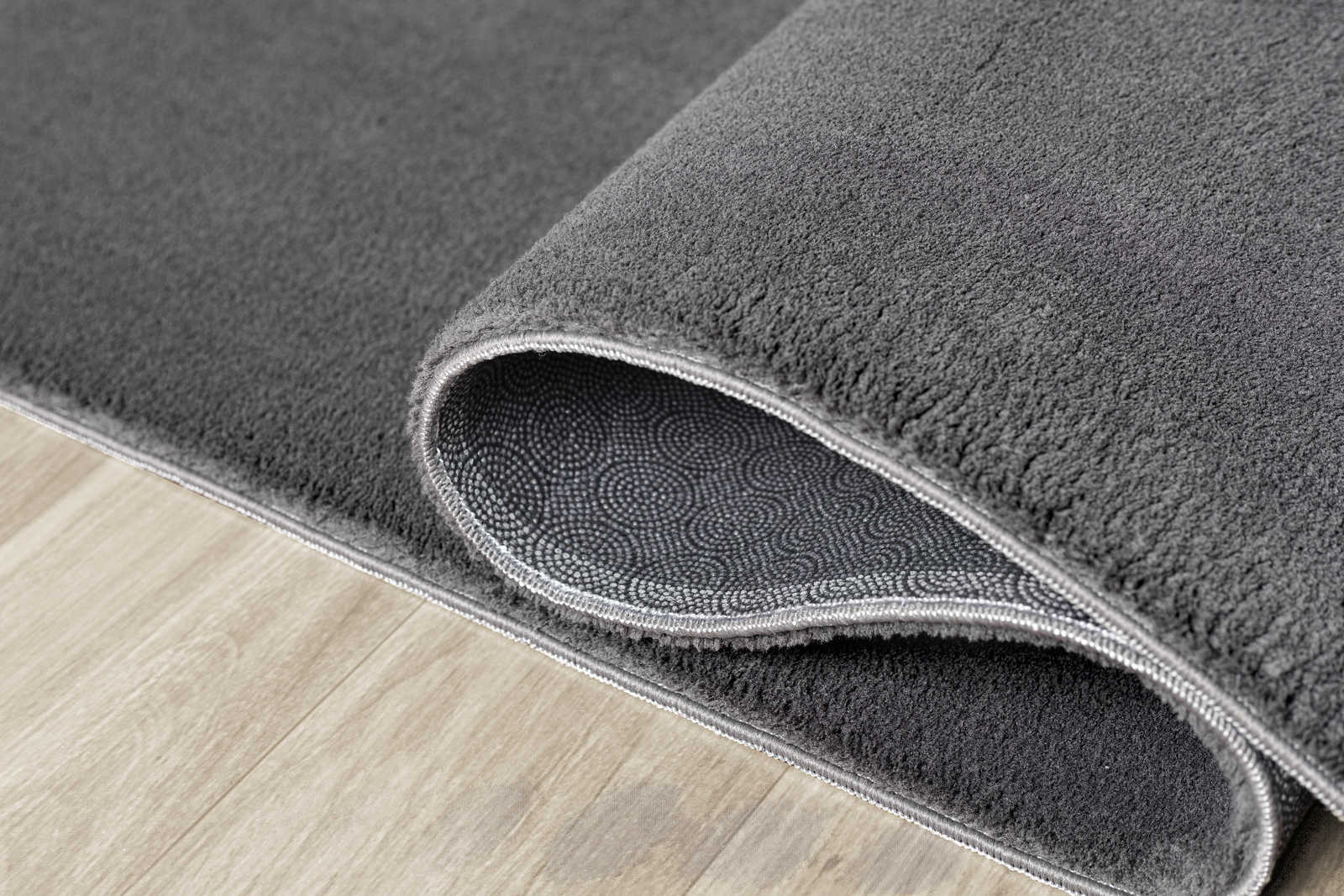             Flauschiger Hochflor Teppich in Anthrazit – 150 x 80 cm
        
