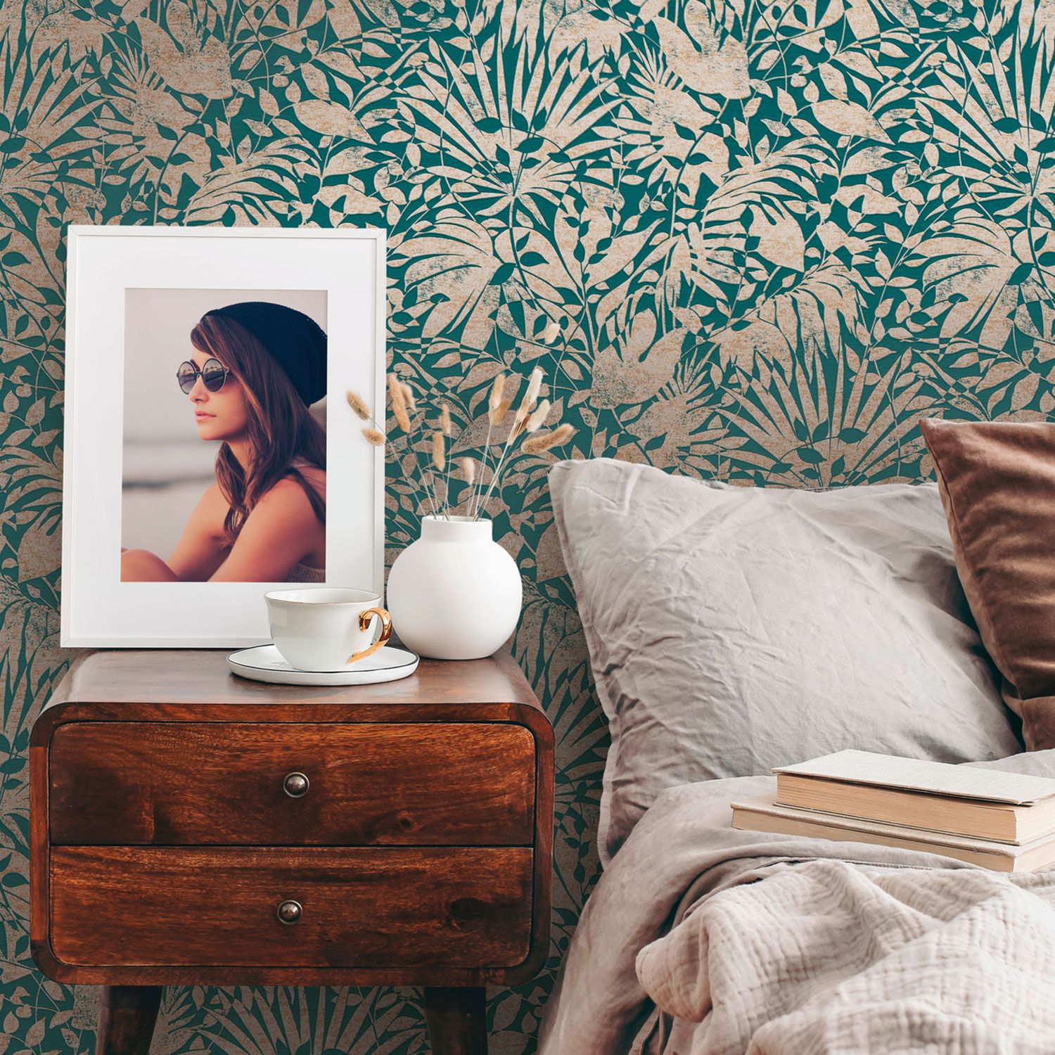 Petrolfarbene-Blumentapete-mit-goldenen-Akzenten-388311