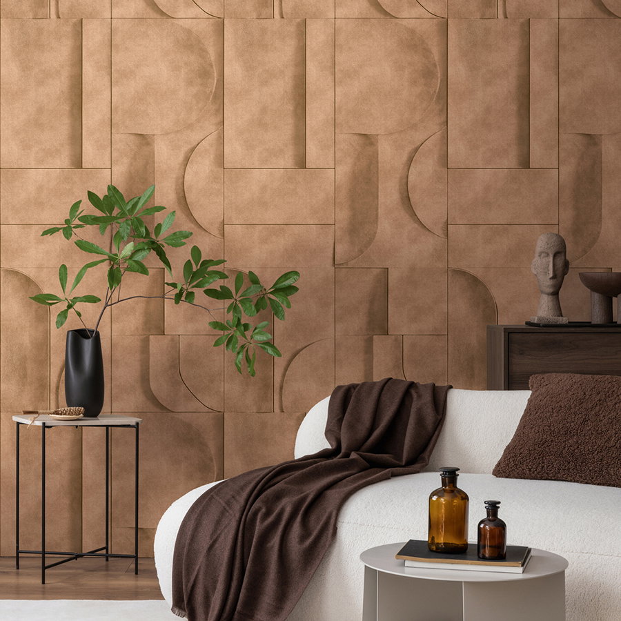 tan Wandverkleidung, geometrische Wand, Wohnzimmer, Sofa, Dekorflaschen