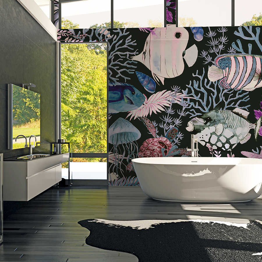 Badzimmer, freistehende Badewanne, Wand壁 mural, Dschungelmuster, dunkler Boden