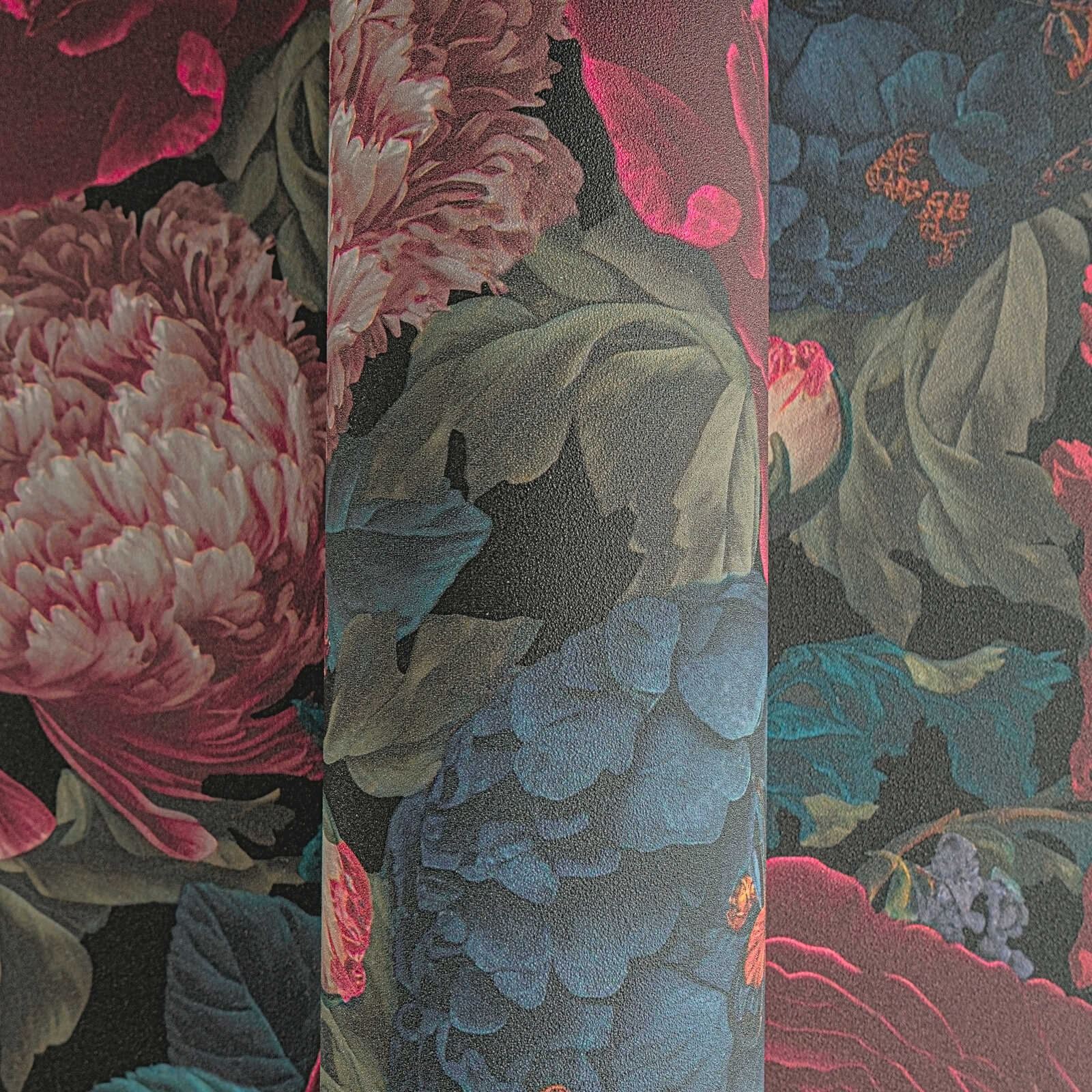            Opulente Vliestapete mit prächtigem Blütenmuster von MICHALSKY – Rot, Blau, Schwarz
        