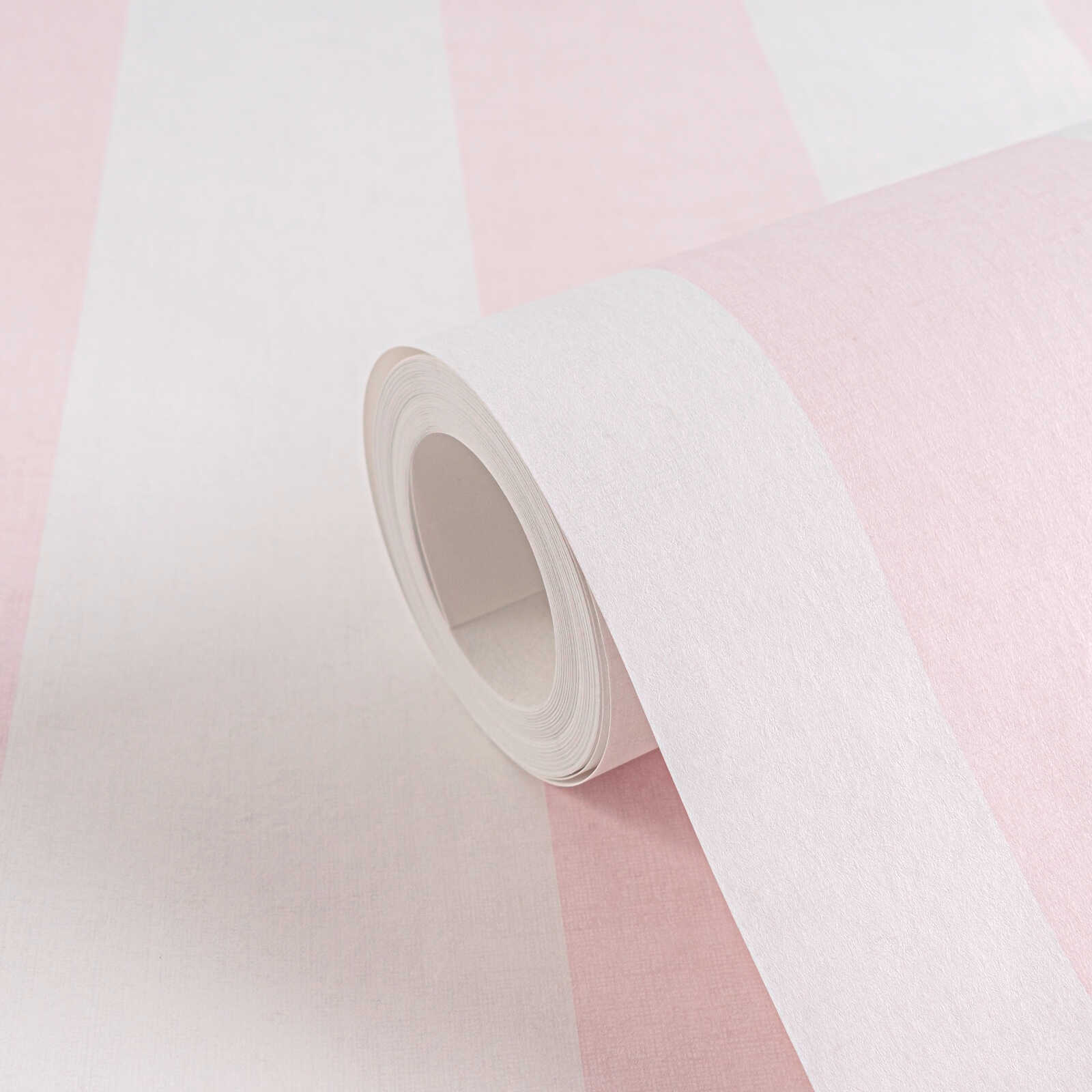             Kinderzimmer Vliestapete Streifenmuster in zarten Pastellfarben für ein romantisches Ambiente – Creme, Rosa
        