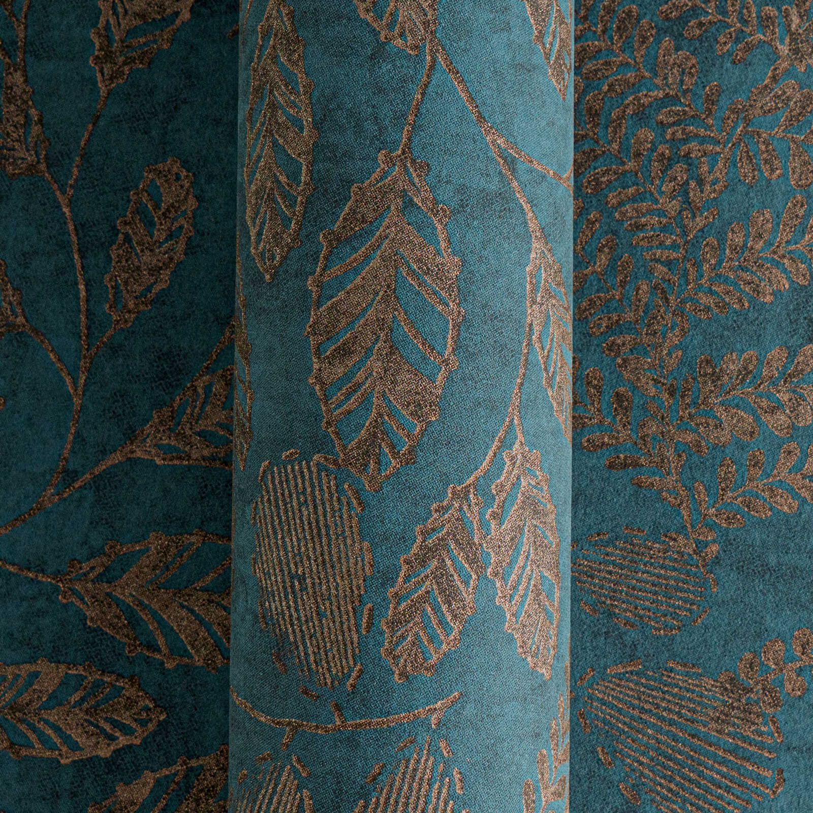             Blaue Tapete mit Gold Design im Boho Stil
        