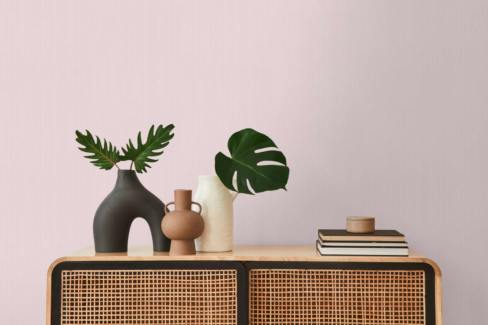             Rosa Vliestapete seidenmatt, Uni mit Struktureffekt
        