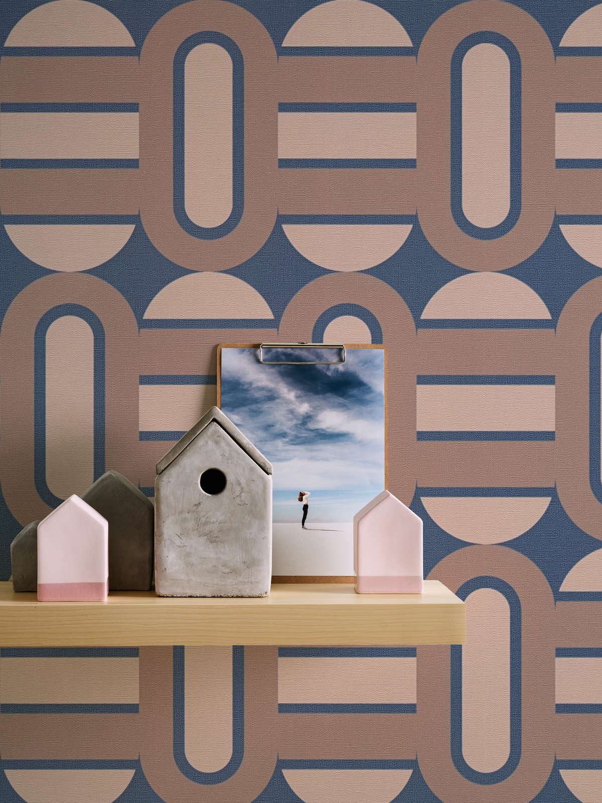             Mit Ovalen und Balken verzierte Tapete im Retro Stil – Blau, Braun, beige
        