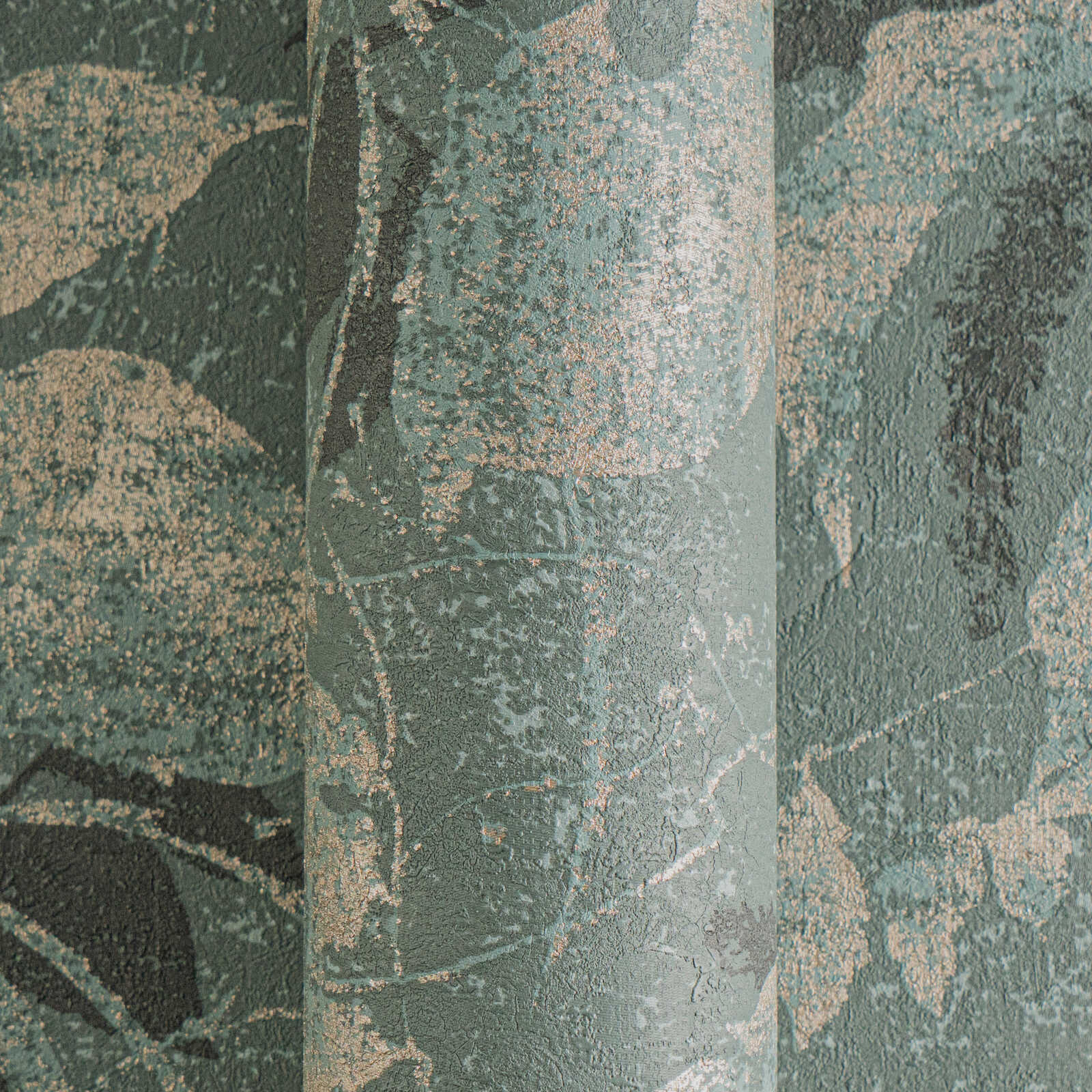 Lebendige Vliestapete mit Blättermotiv und feiner Struktur – Blau, Grün, Gold
