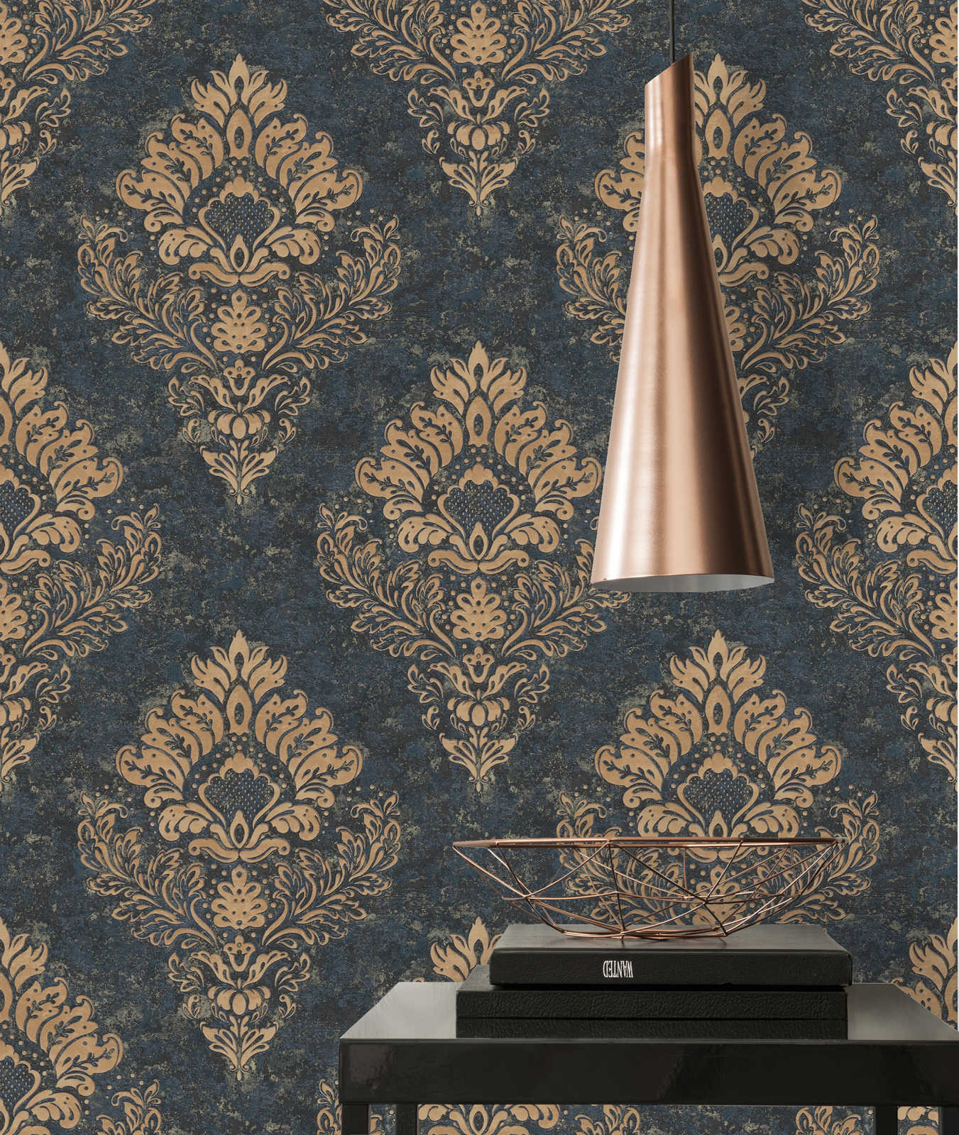             Ornamenttapete mit floralem Stil & Gold-Effekt – Beige, Blau, Braun
        