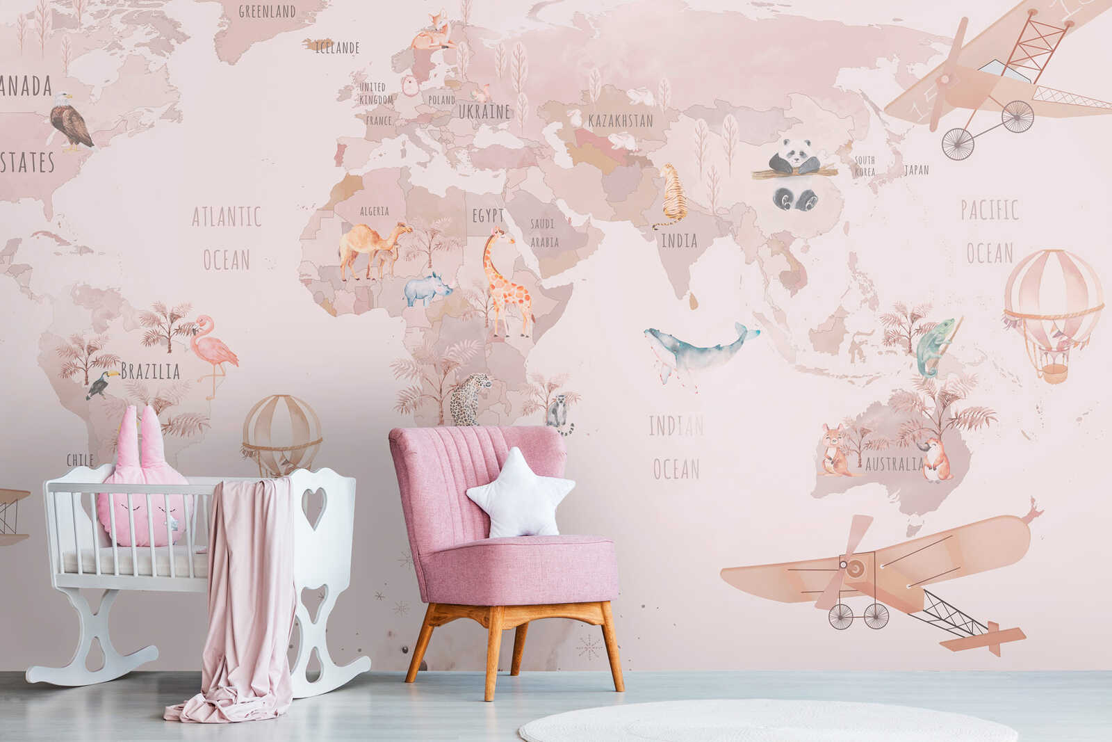         Kinderkamer fotobehang avontuurlijke wereldkaart - dieren en landen op liefdevol geïllustreerd vliesbehang - kleurrijk
    