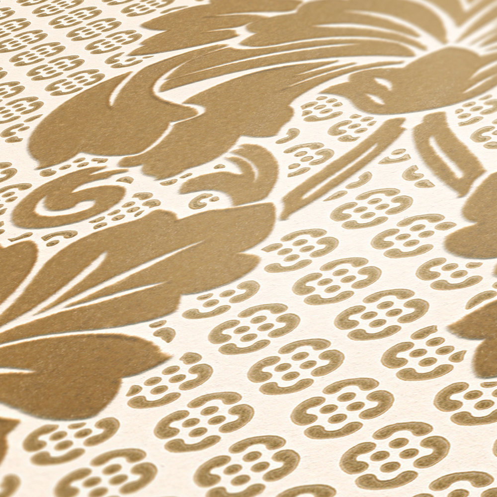 Ornament-Tapete mit samtweichem Flock und schimmernder Goldoptik – Creme, Gold