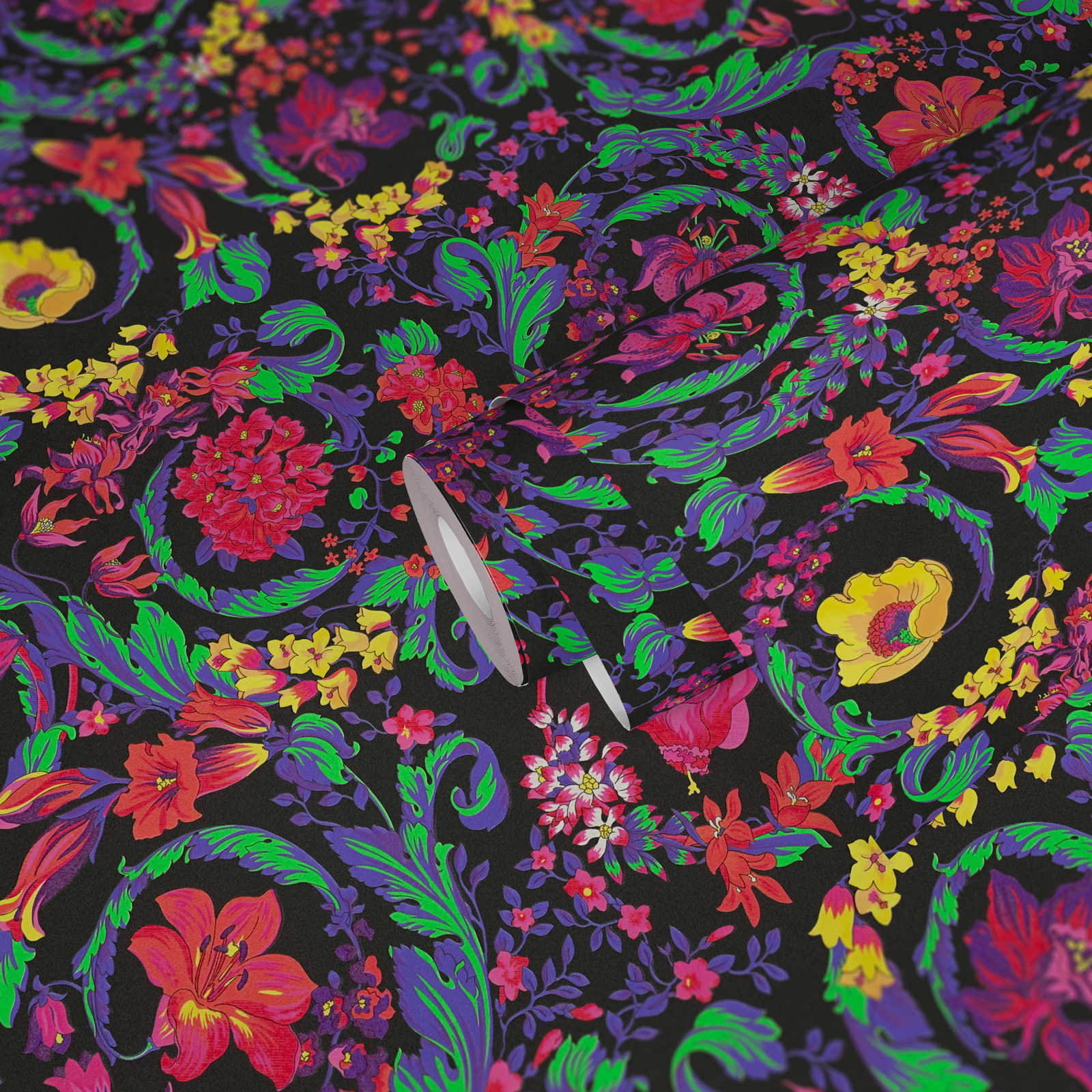             Florale VERSACE Tapete Ornamente in Neonfarben – Bunt
        