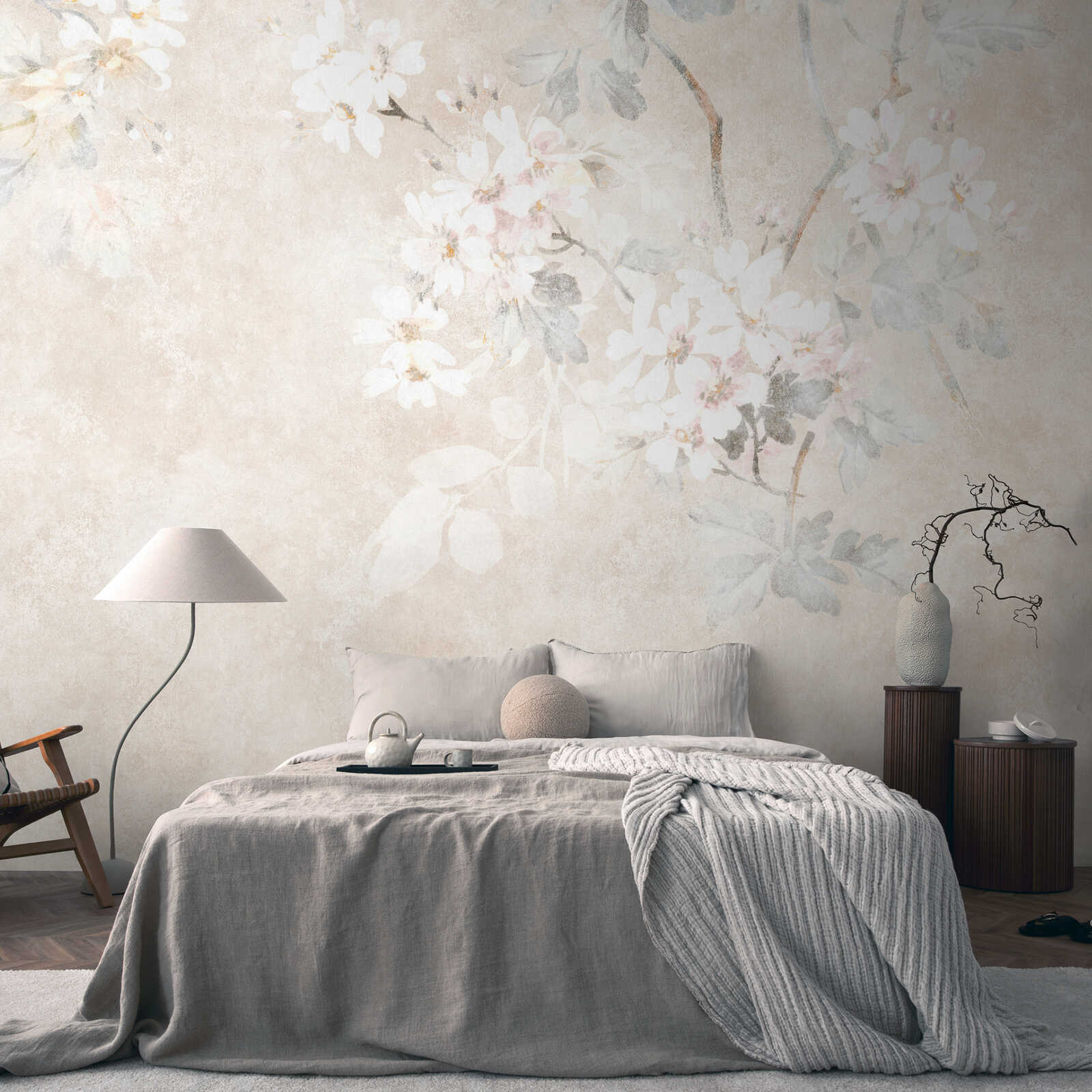 bett, wandtapete, blütenmuster, neutraler farbton, bodenlampe