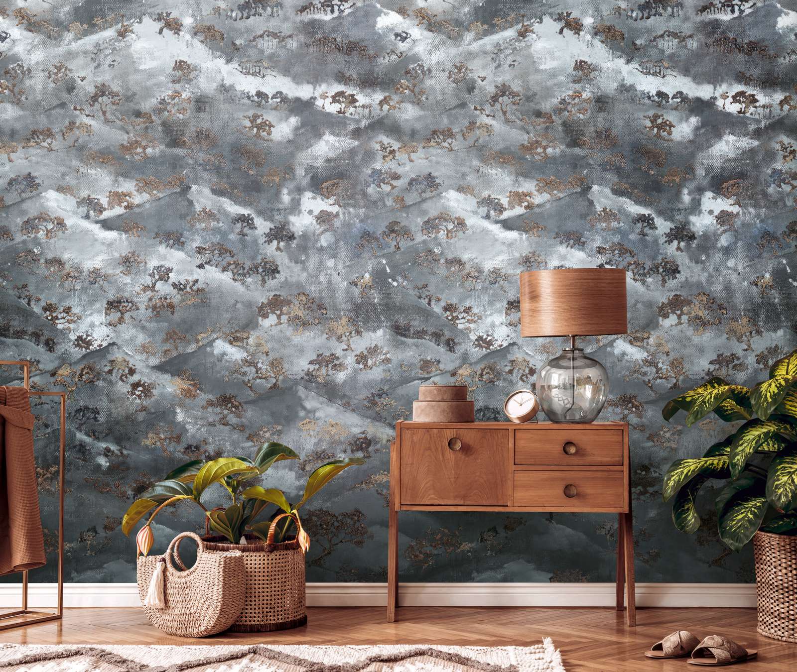             Berglandschaft Tapete mit Bäumen in dunklen Farben – Blau, Grau, Gold
        