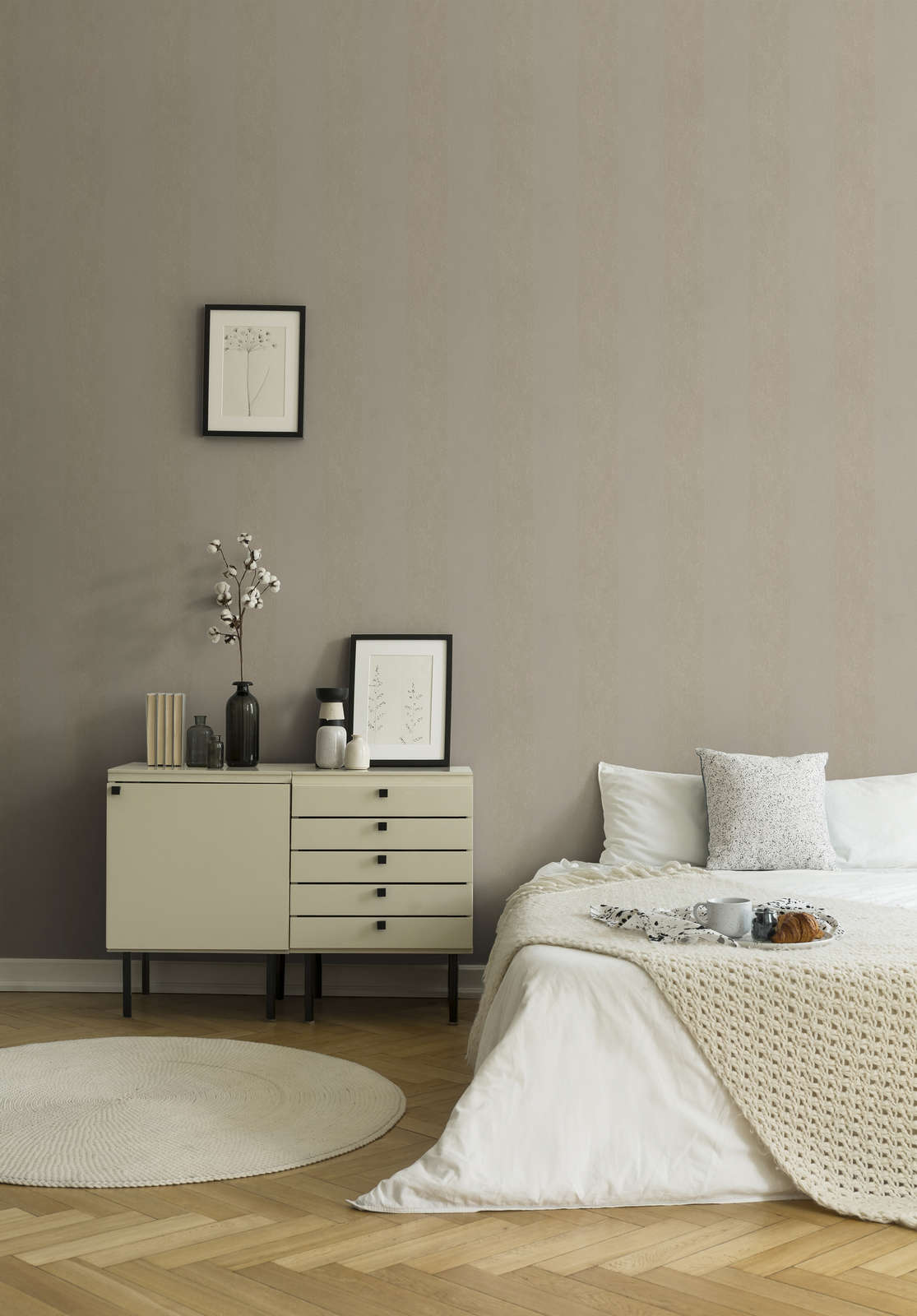             Elegante Vliestapete mit samtigen Blockstreifen auf glänzendem Kompaktvinyl – Creme, Metallic
        