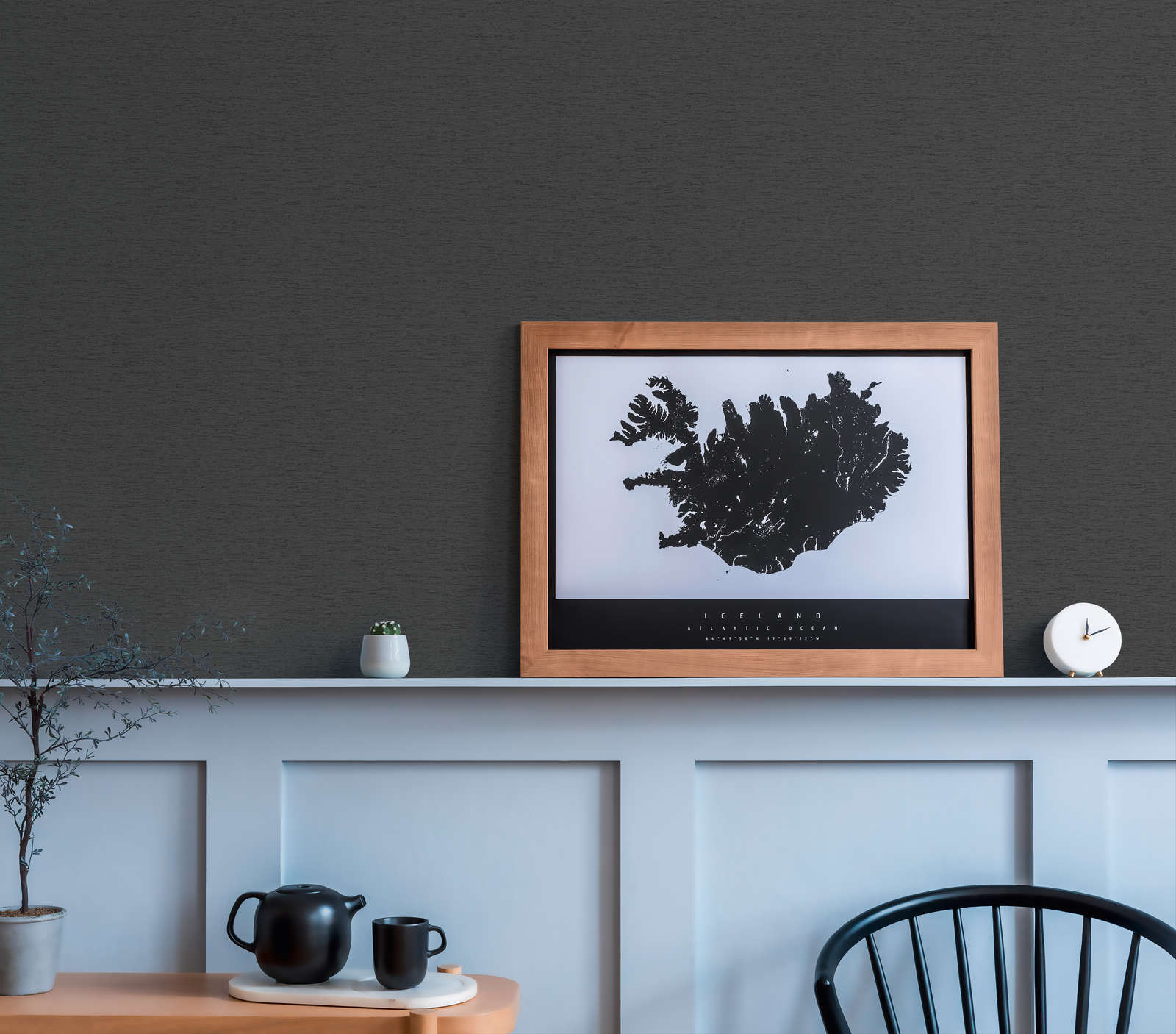             Einfarbige Vliestapete mit Strukturdesign, matt – Schwarz
        