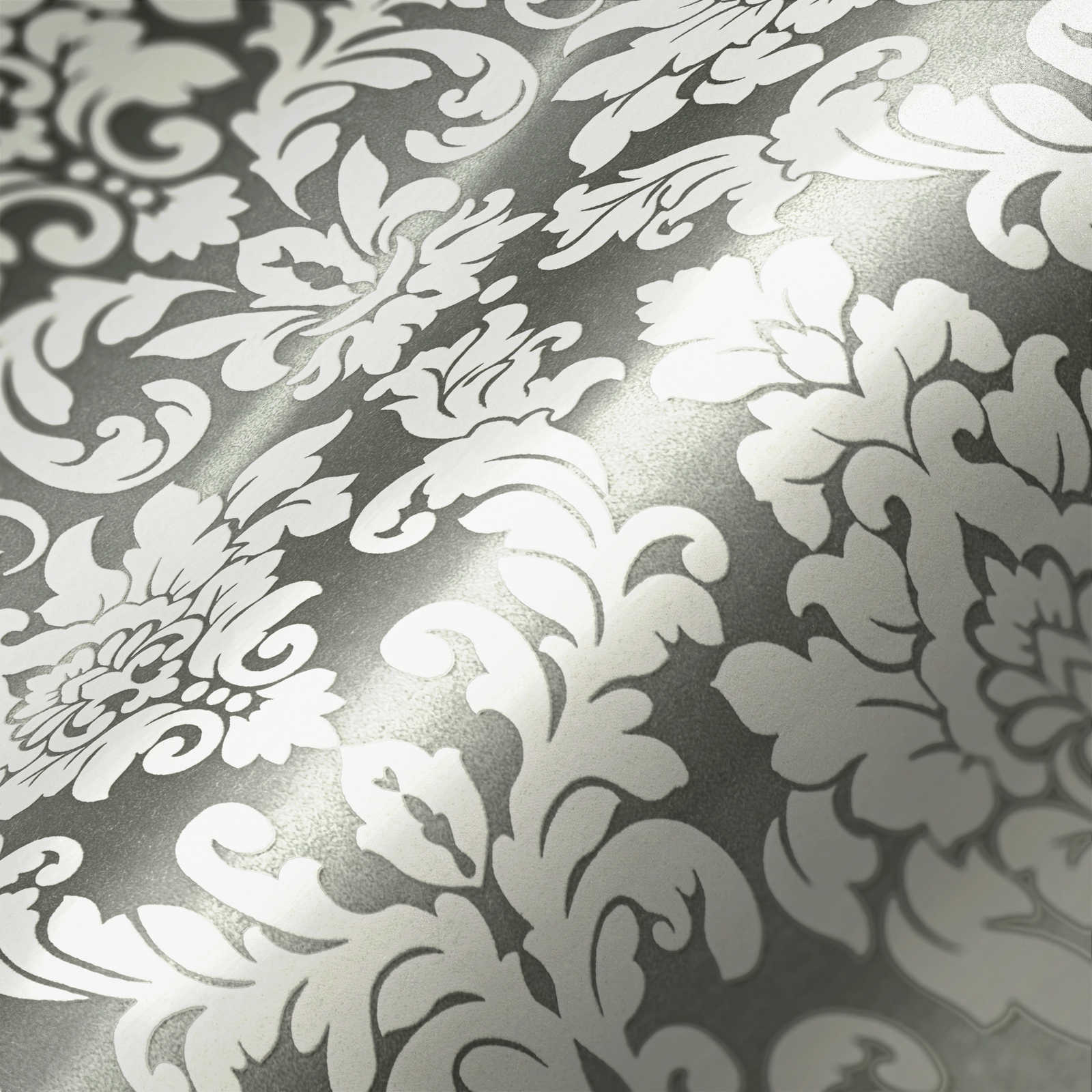             Silberne Tapete mit weißem Ornament Design
        