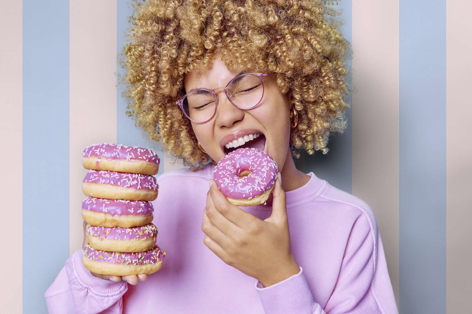 Donuts, Donuts pink, Glasur, Sprinkles, Person mit Donuts