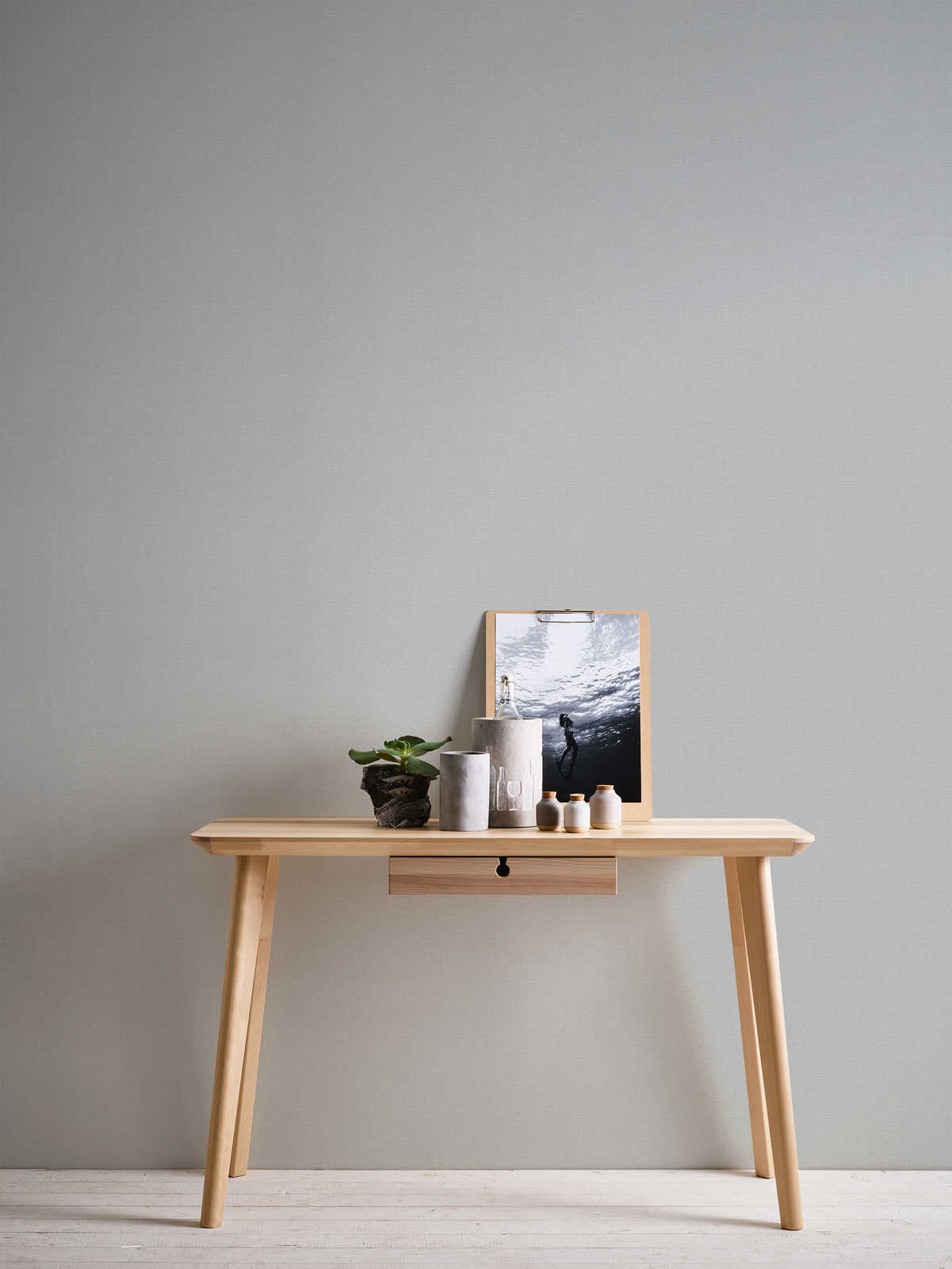             Greige Tapete unifarben & matt mit Strukturmuster
        