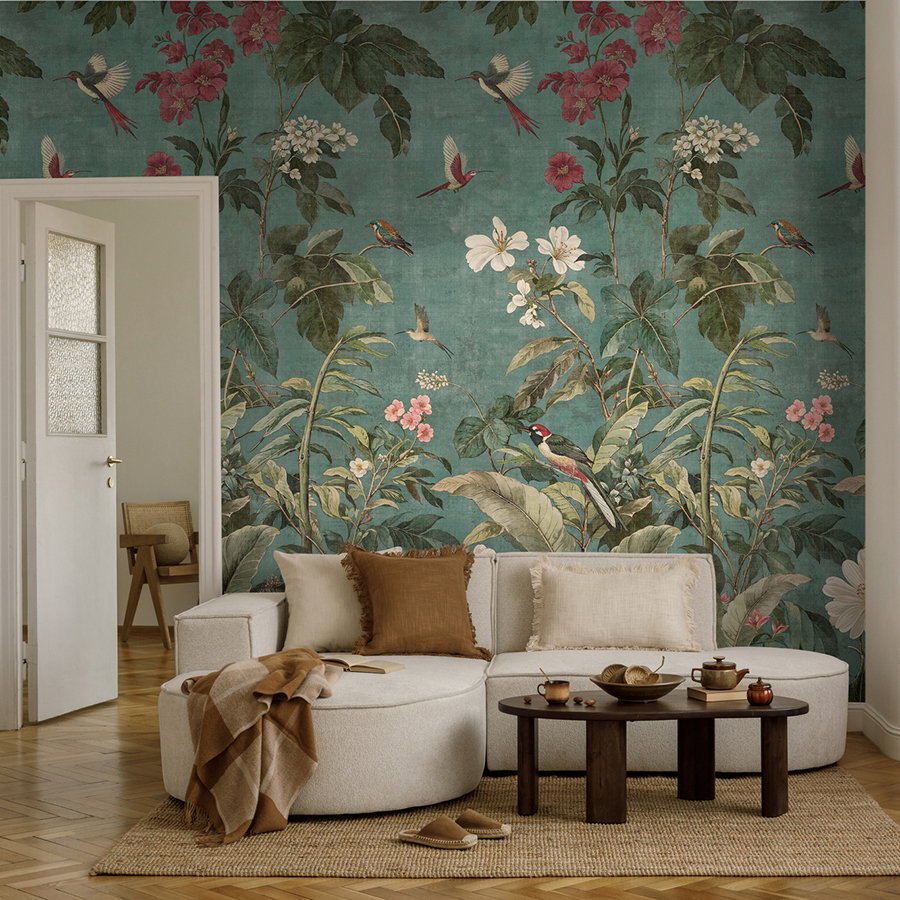 tapeziert-wallpaper, floraler-hintergrund, wohnzimmer, sofa, teppich, tisch, kissen, plaid, holzboden